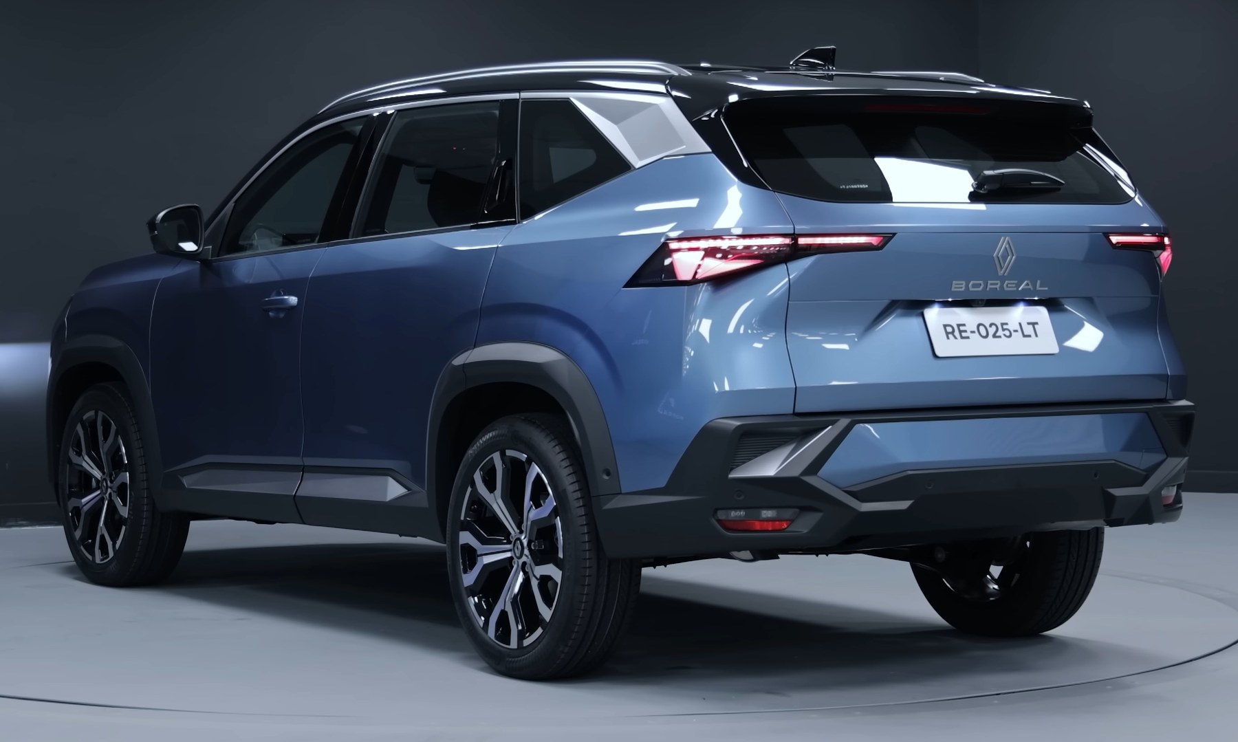 Mavi Renault Boreal arkadan üç çeyrek görünüm