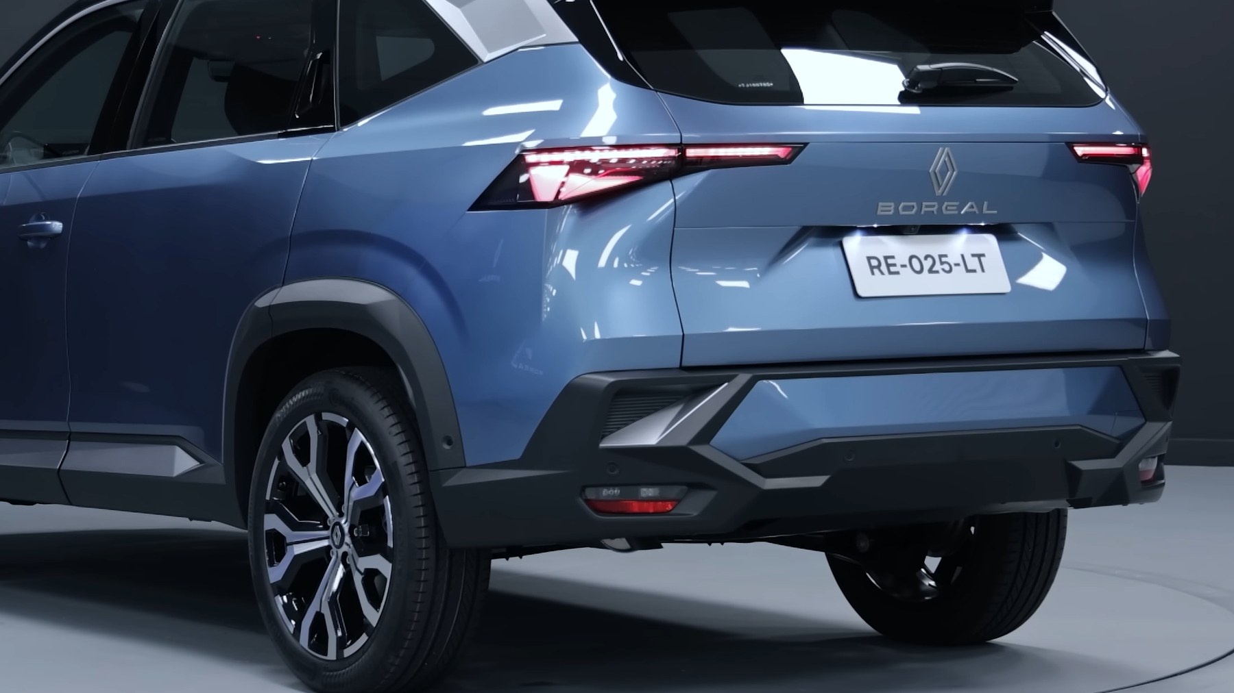 Renault Boreal arka lambalar ve bagaj kapağı detay kırpımı