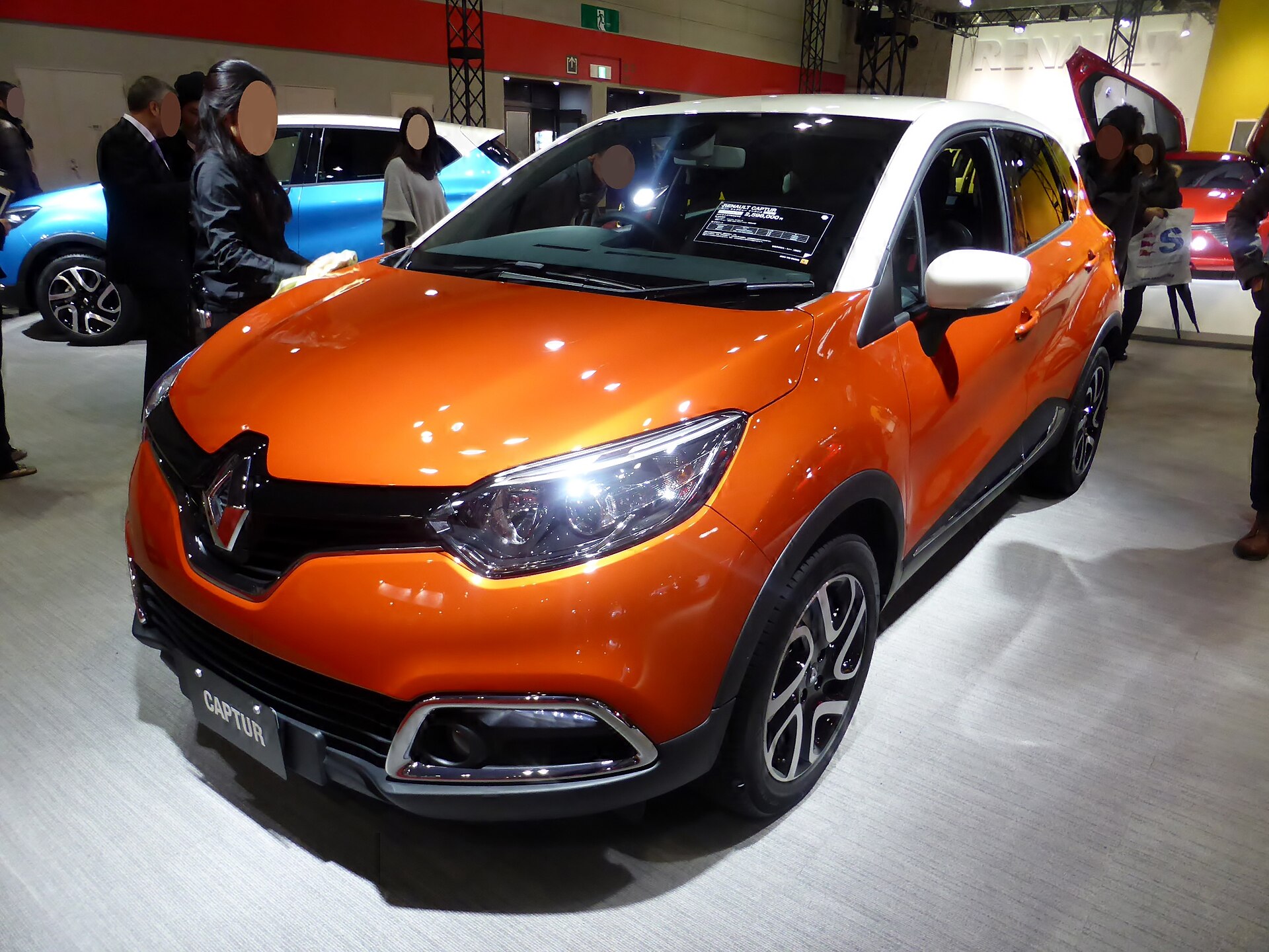 Turuncu Renault Captur I önden üç çeyrek görünüş
