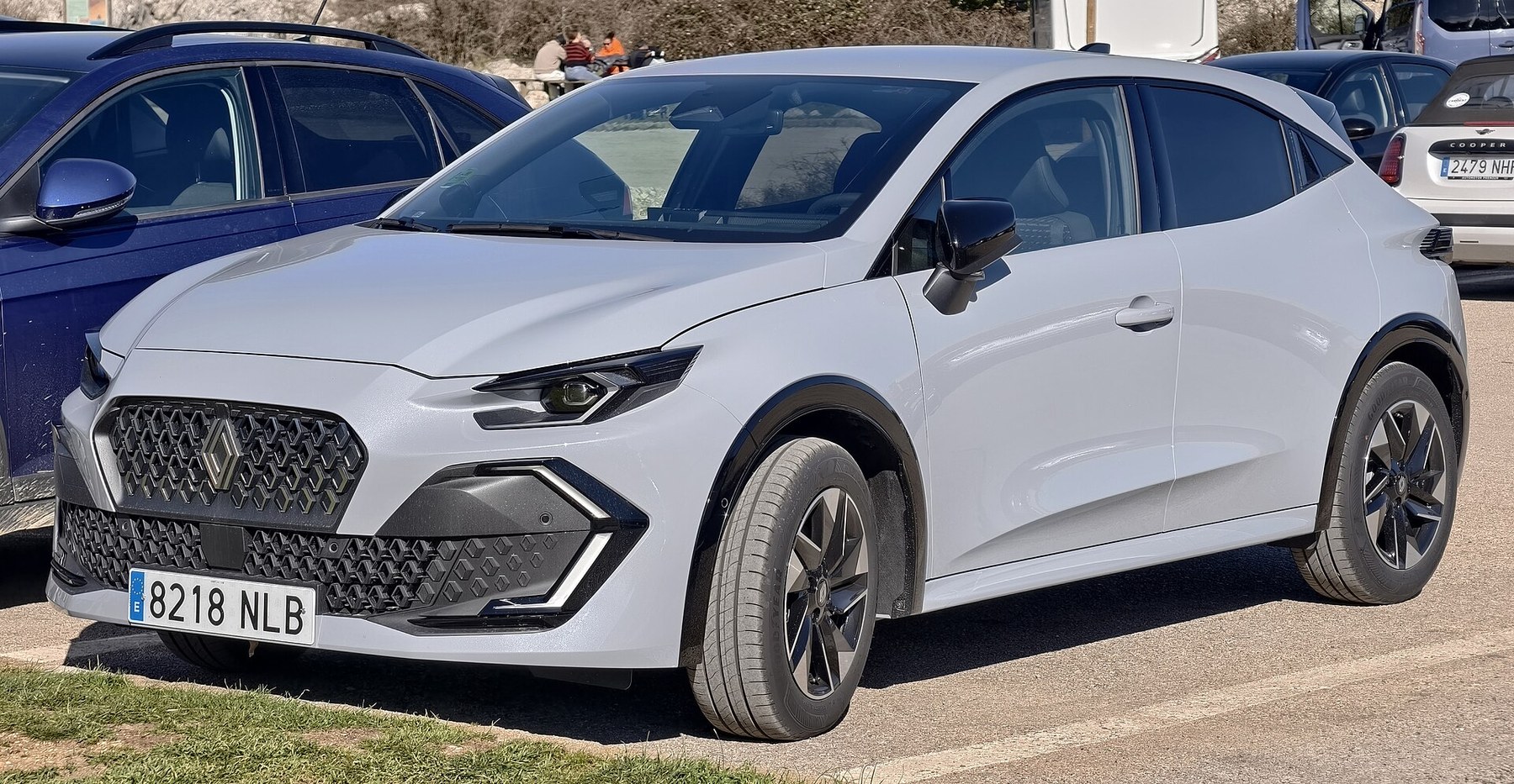 Beyaz Renault Clio 6 TCe 115 Techno önden görünüm