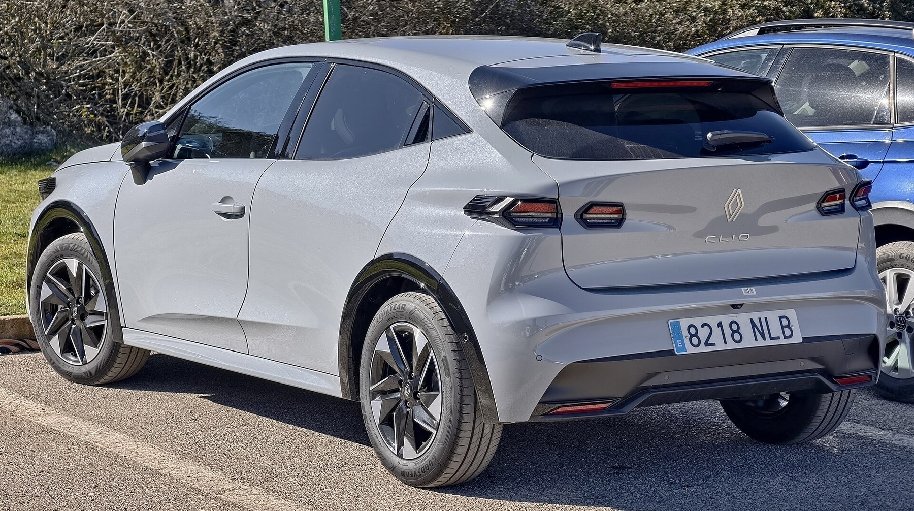 Beyaz Renault Clio 6 TCe 115 Techno arka görünüm