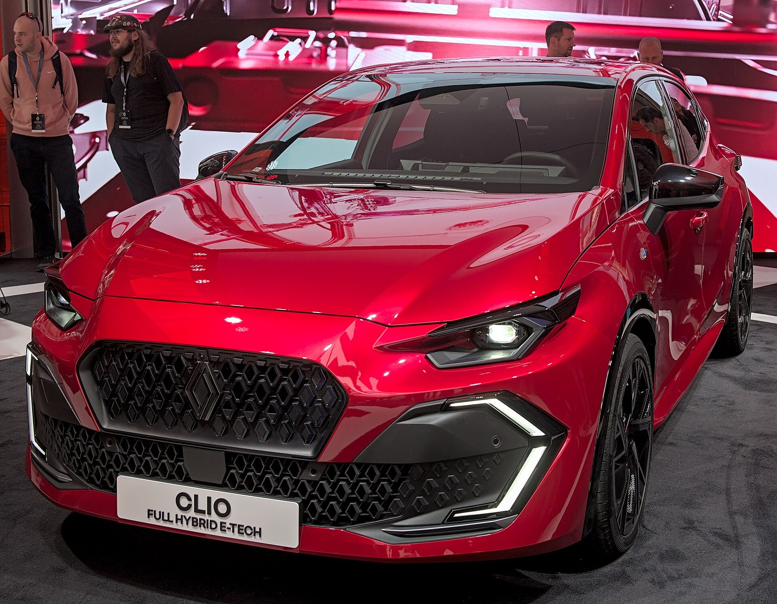 Kırmızı Renault Clio 6 ön tasarım ve LED gündüz farları
