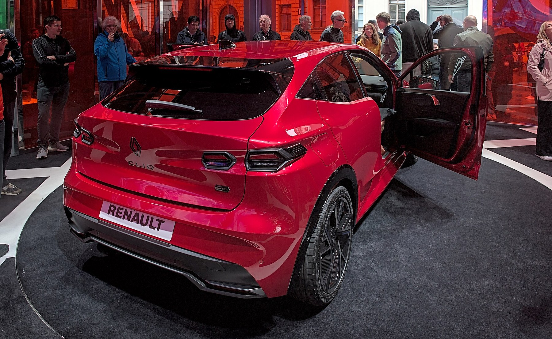 Kırmızı Renault Clio 6 arka üç çeyrek görünüm