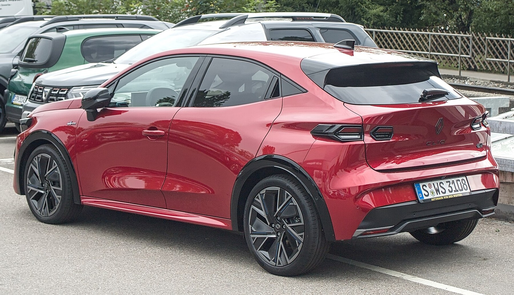 Kırmızı Renault Clio 6 yol üstünde arka üç çeyrek görünüm