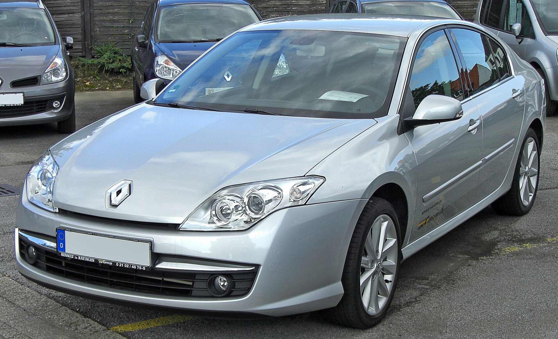 Birinci nesil görünümlü Renault Laguna III önden görünüm