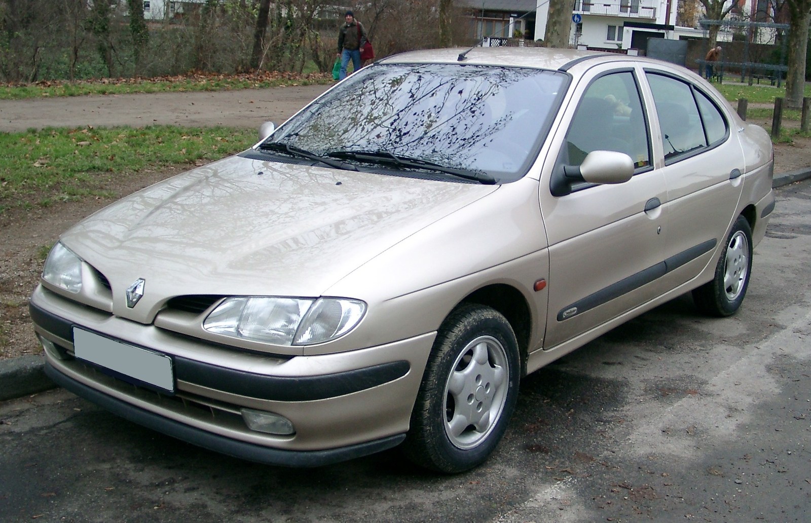 Makyaj öncesi Renault Megane 1 sedan ön görünümü