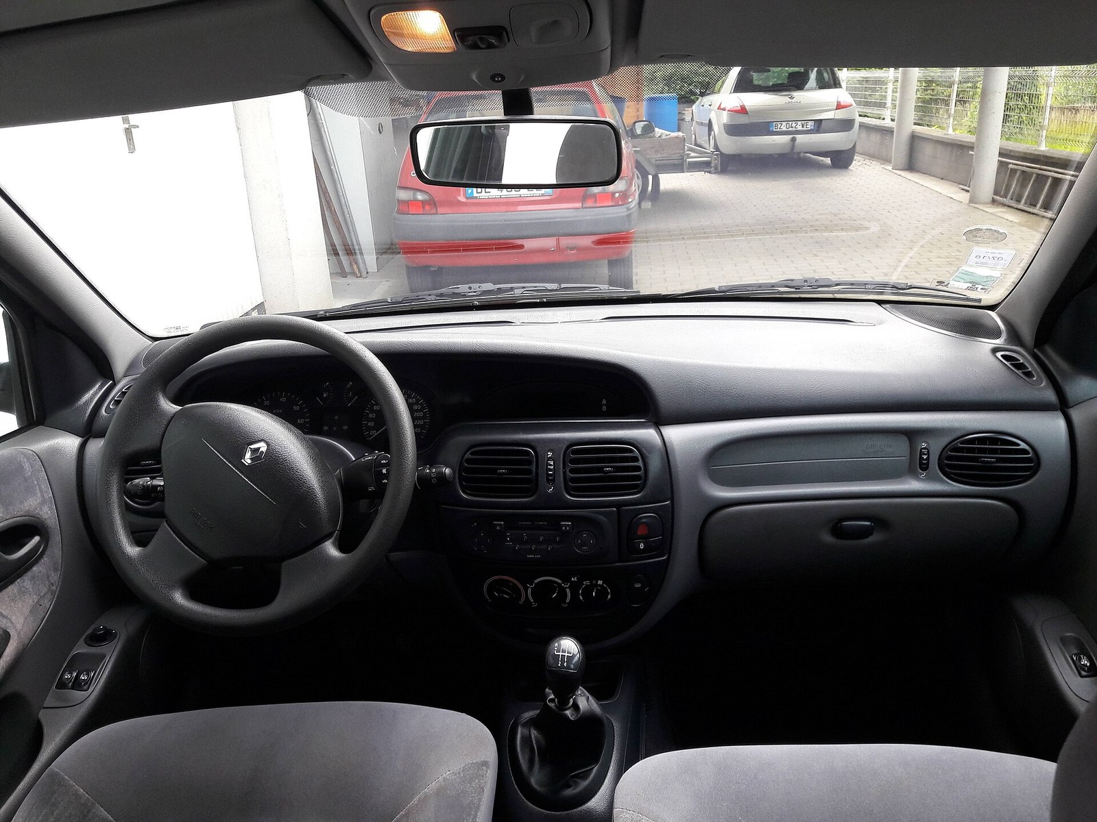 2001 Renault Megane 1 makyajlı iç mekân ve manuel vites