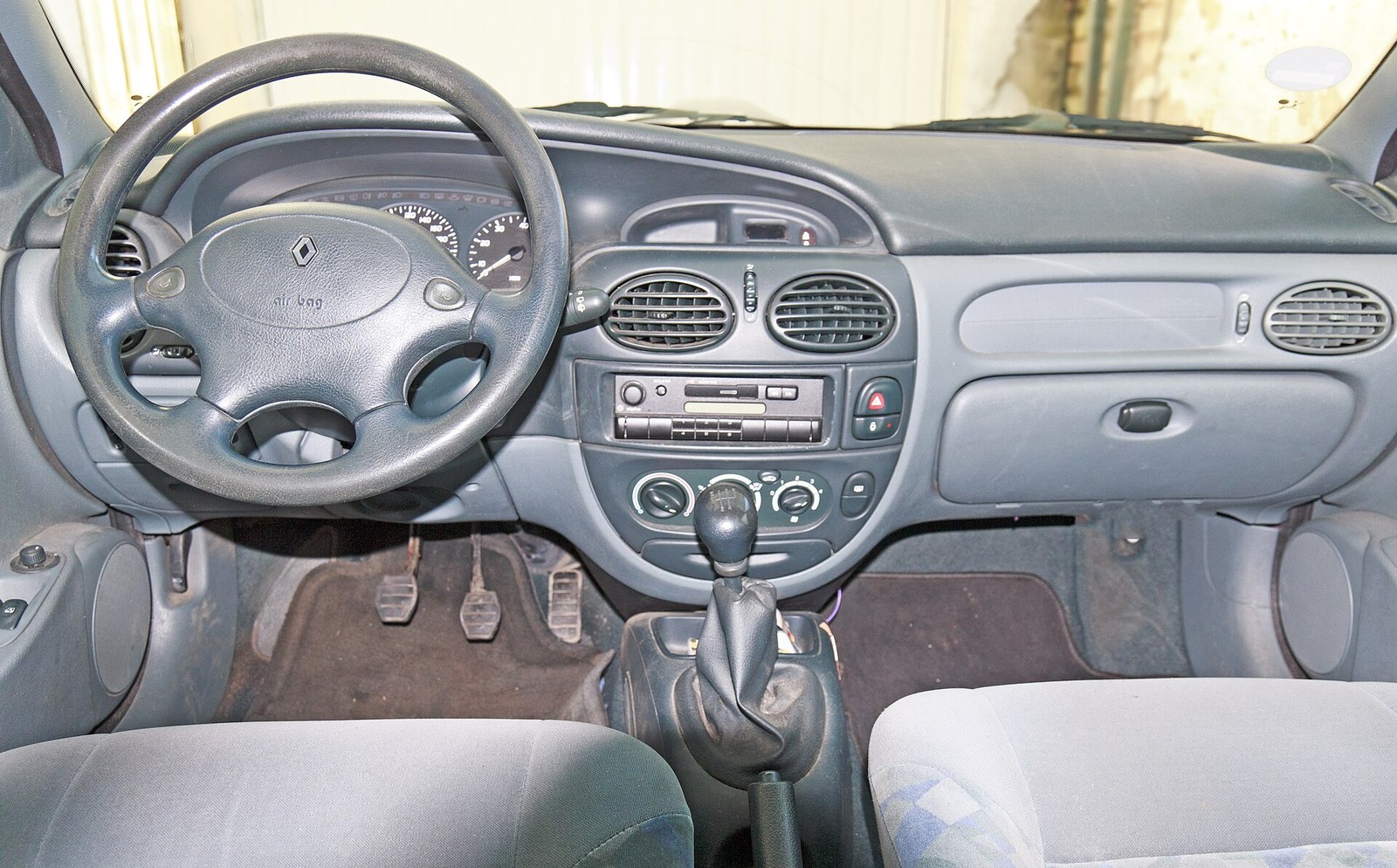 Renault Megane 1 manuel vitesli ön konsol ve pedallar