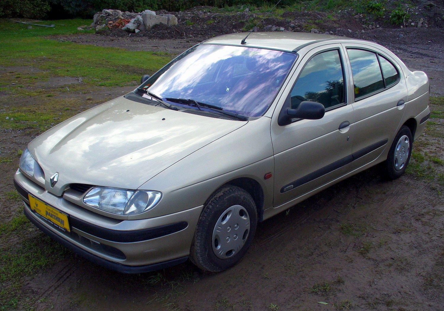 Makyaj öncesi Renault Megane 1 Classic Century sedan