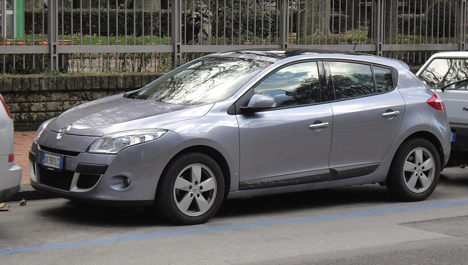Renault Megane III beş kapı yandan görünüm