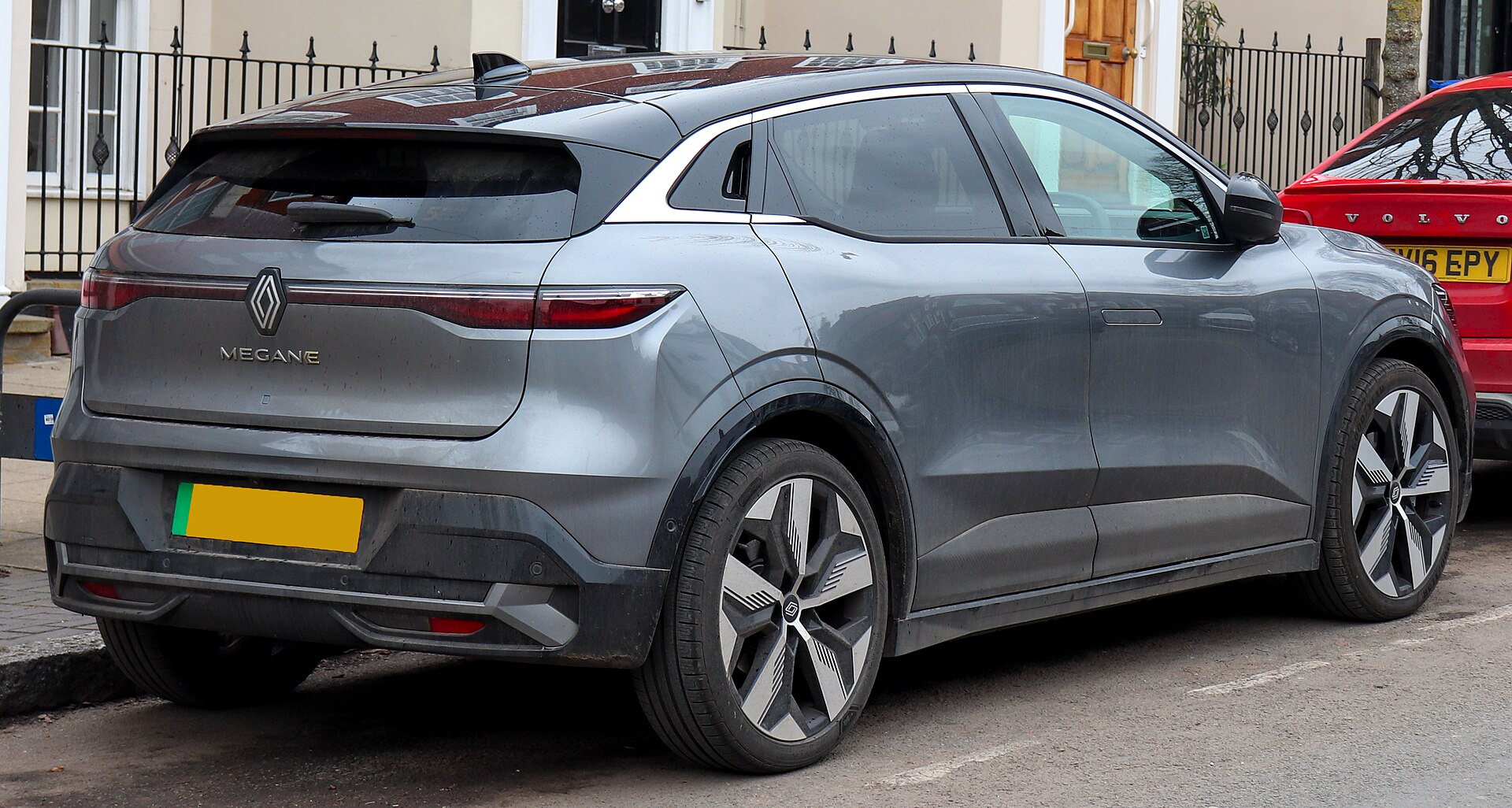 Renault Megane E-Tech arkadan görünüm