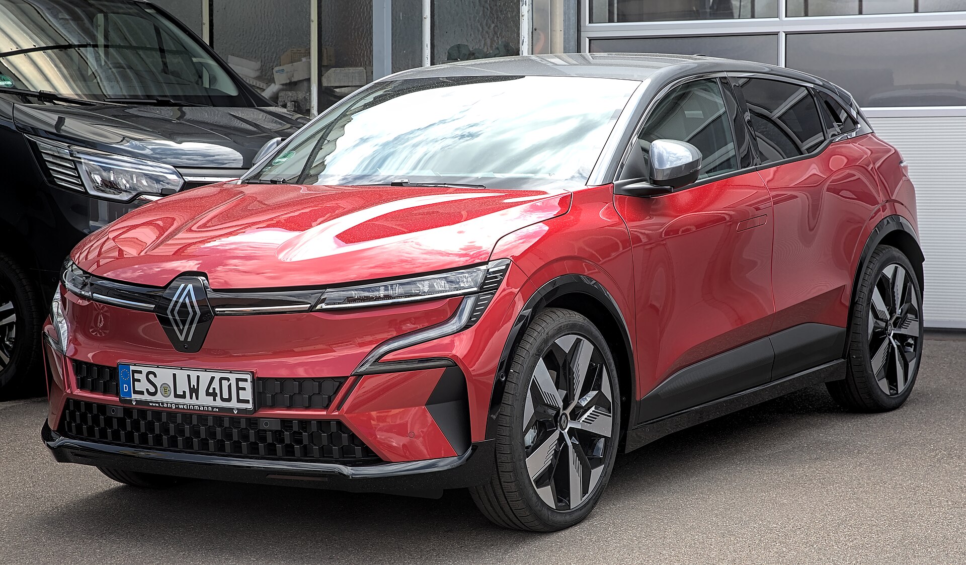 Kırmızı Renault Megane E-Tech Electric önden