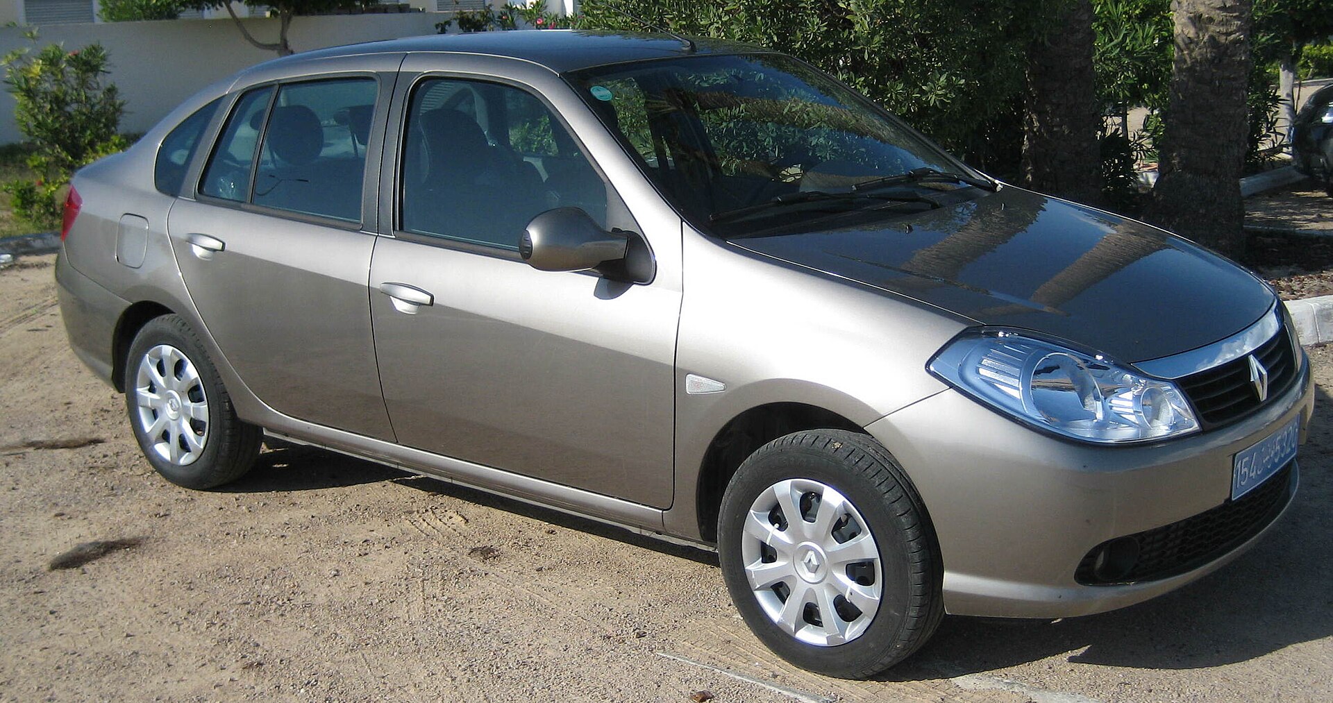 İkinci nesil Renault Symbol sedan ön üç çeyrek görünüm
