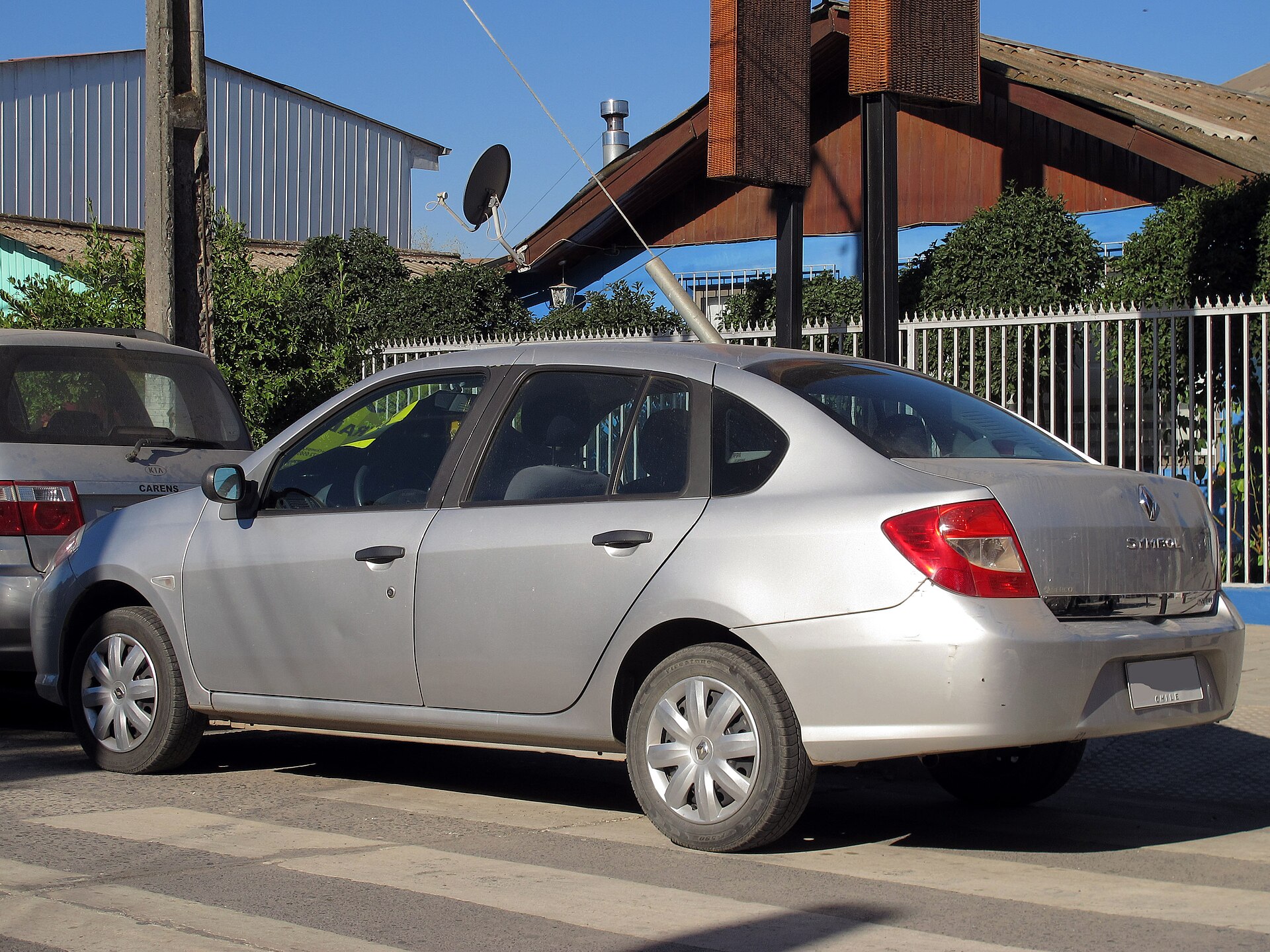 Renault Symbol II aynı gövdenin Şili pazarındaki 1.6 Expression örneği