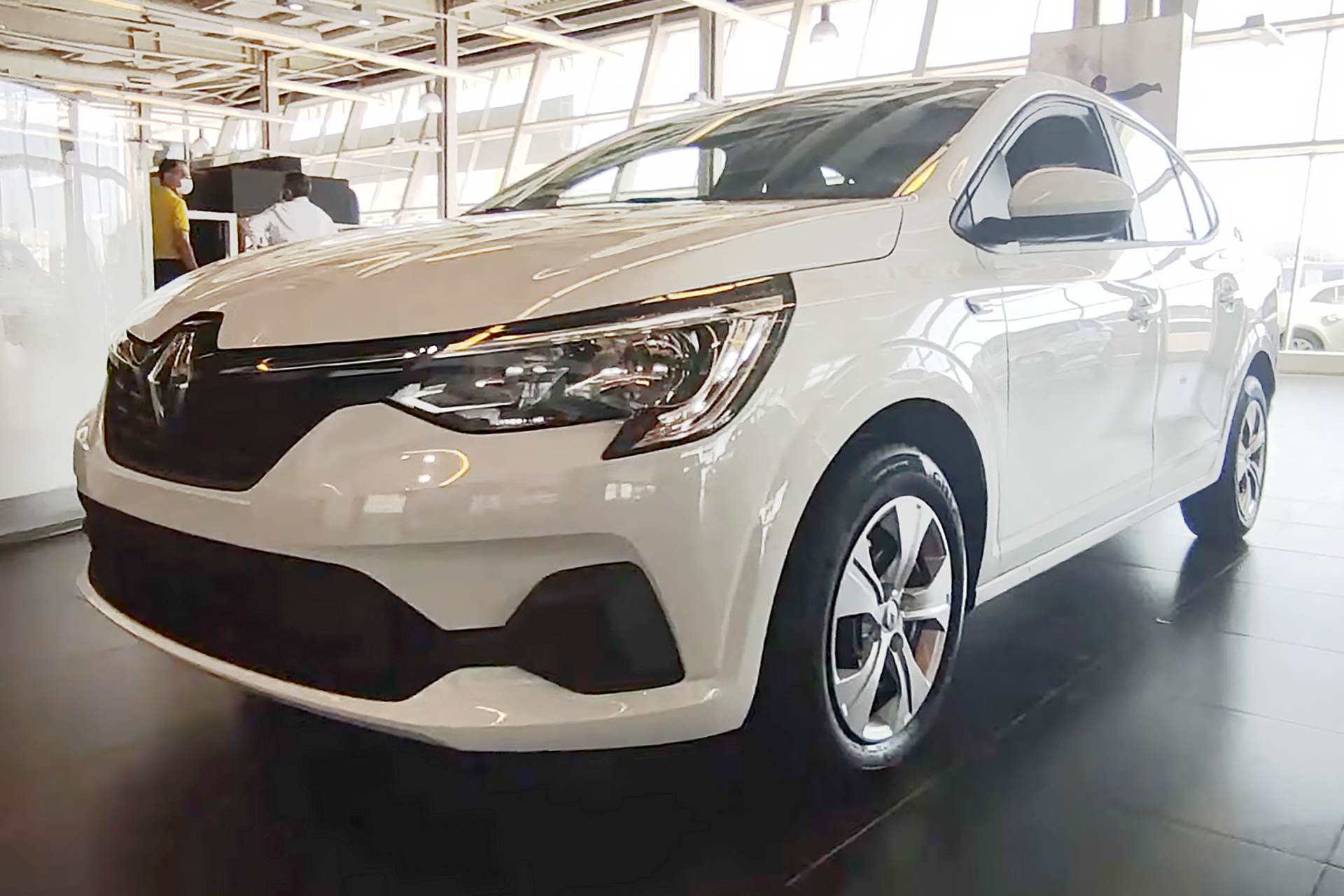 Renault Taliant Joy ön üç çeyrek görünümü