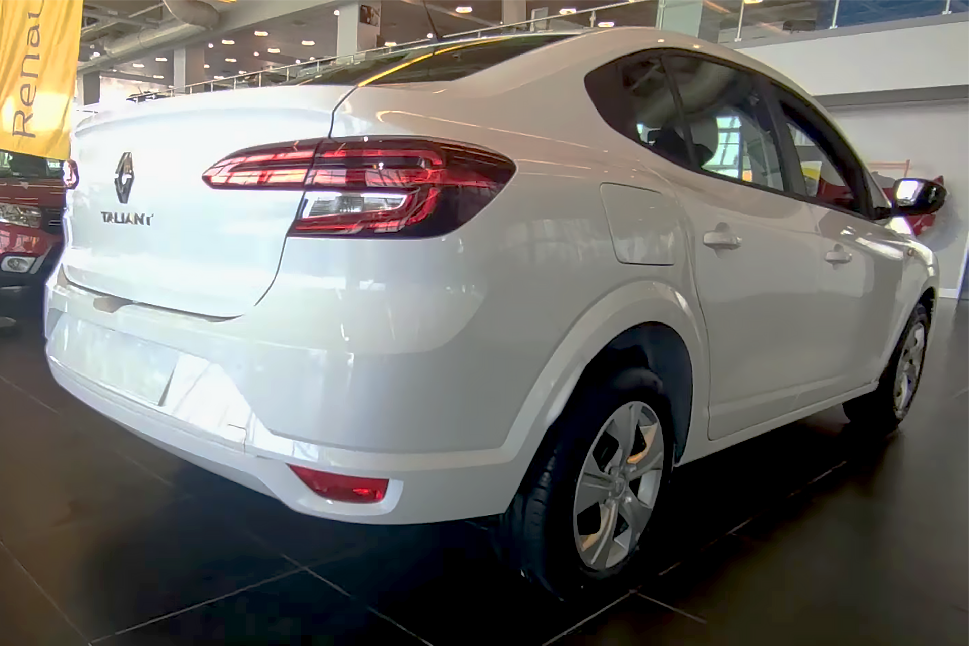 2021 Renault Taliant Joy arka görünümü ve bagaj kapağı