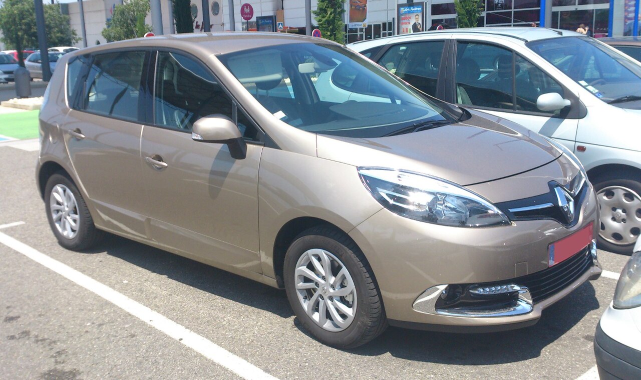 İkinci nesil ön yüz güncellemesine sahip Renault Scénic III