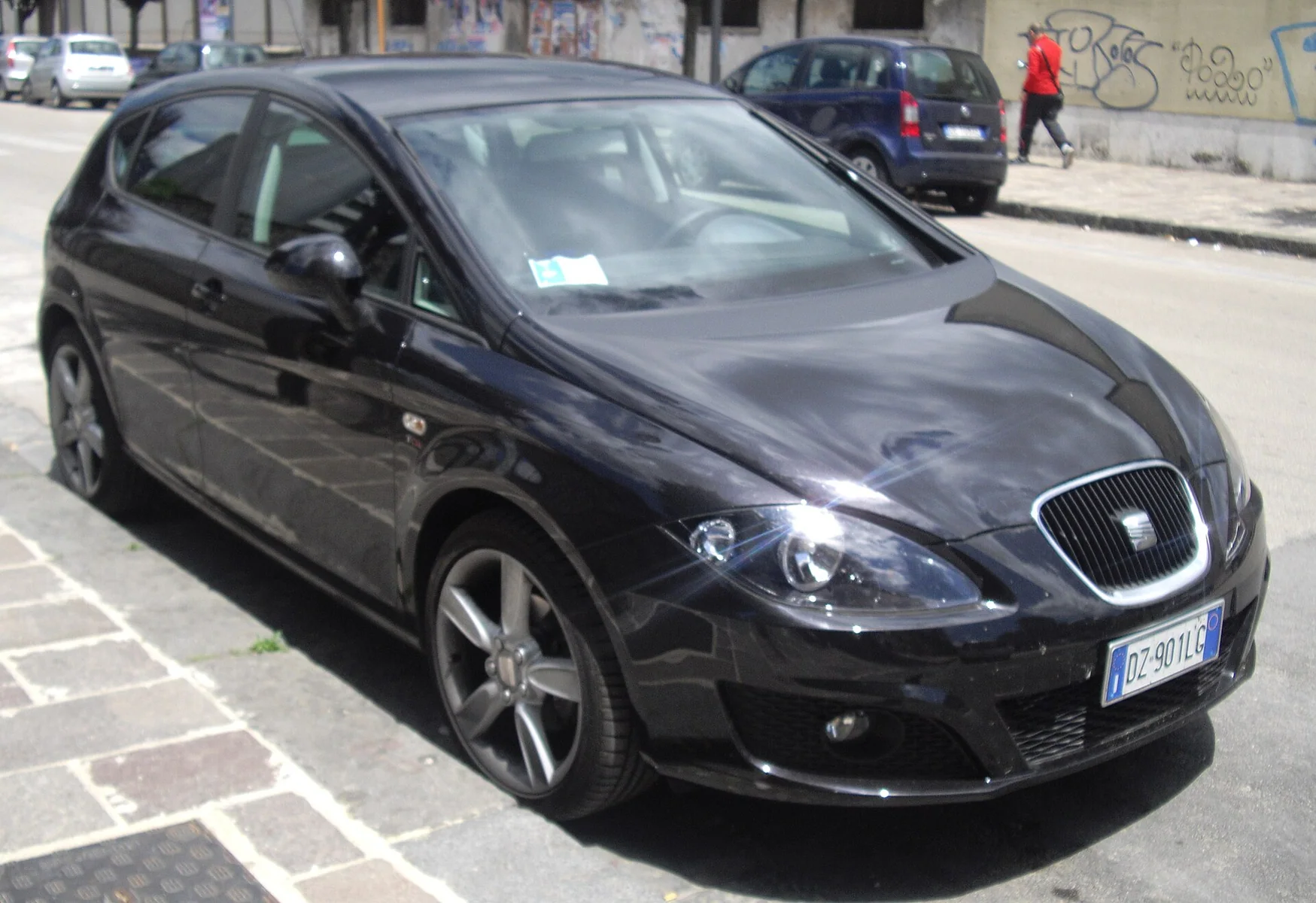 Siyah makyajlı SEAT Leon 1P önden üç çeyrek görünüm