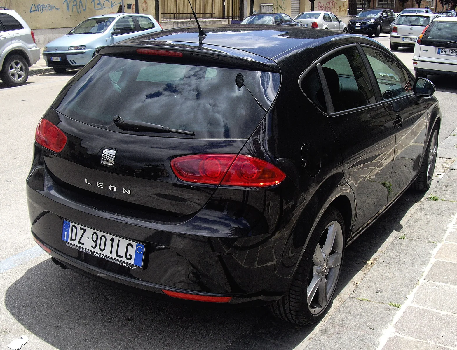 Siyah makyajlı SEAT Leon 1P arkadan görünüm