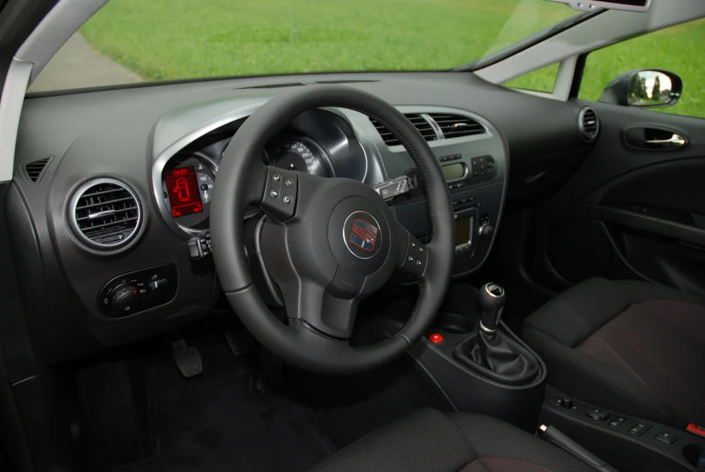 SEAT Leon 1P makyaj öncesi iç mekân ve manuel vites