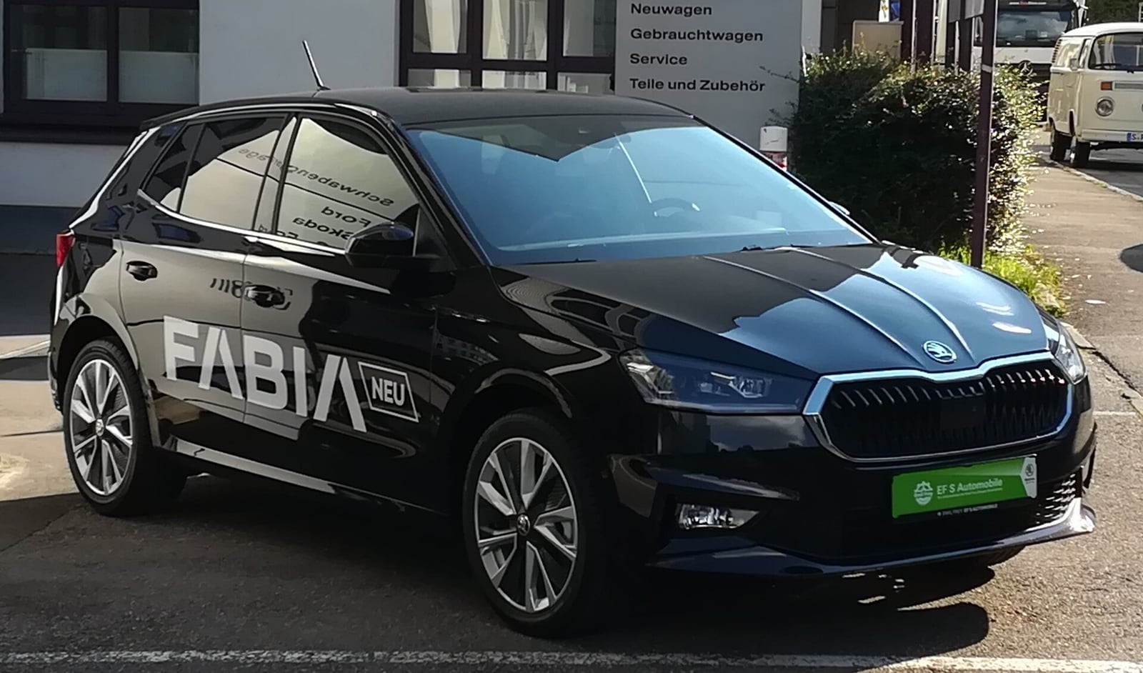 Škoda Fabia IV önden görünüş, beyaz beş kapılı hatchback