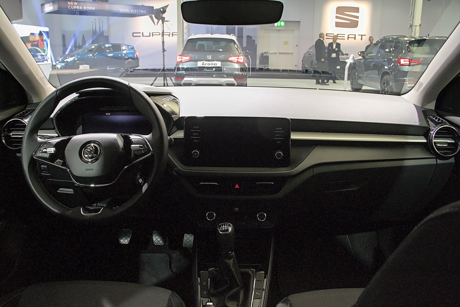 2021 otomobil fuarında Škoda Fabia IV iç mekân kokpiti