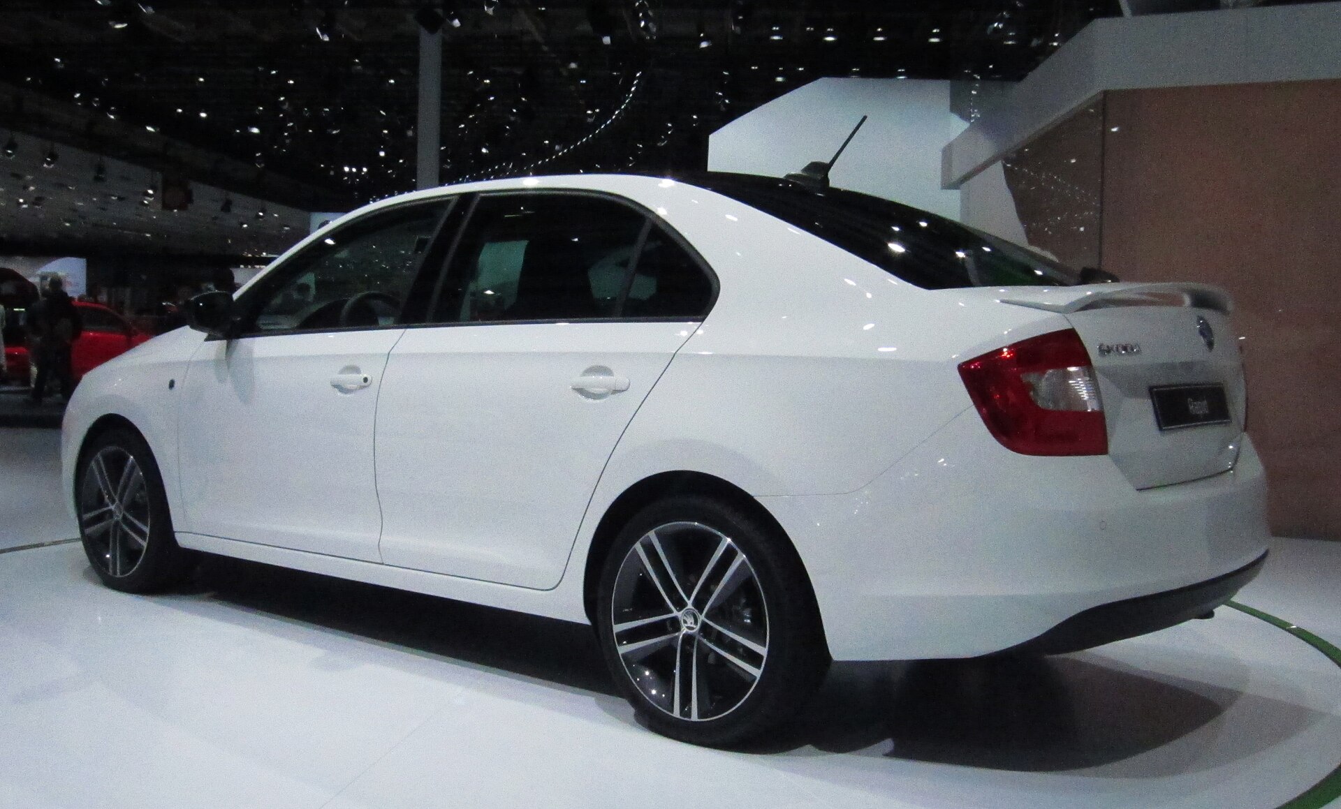 Škoda Rapid NH liftback arka üç çeyrek görünüm