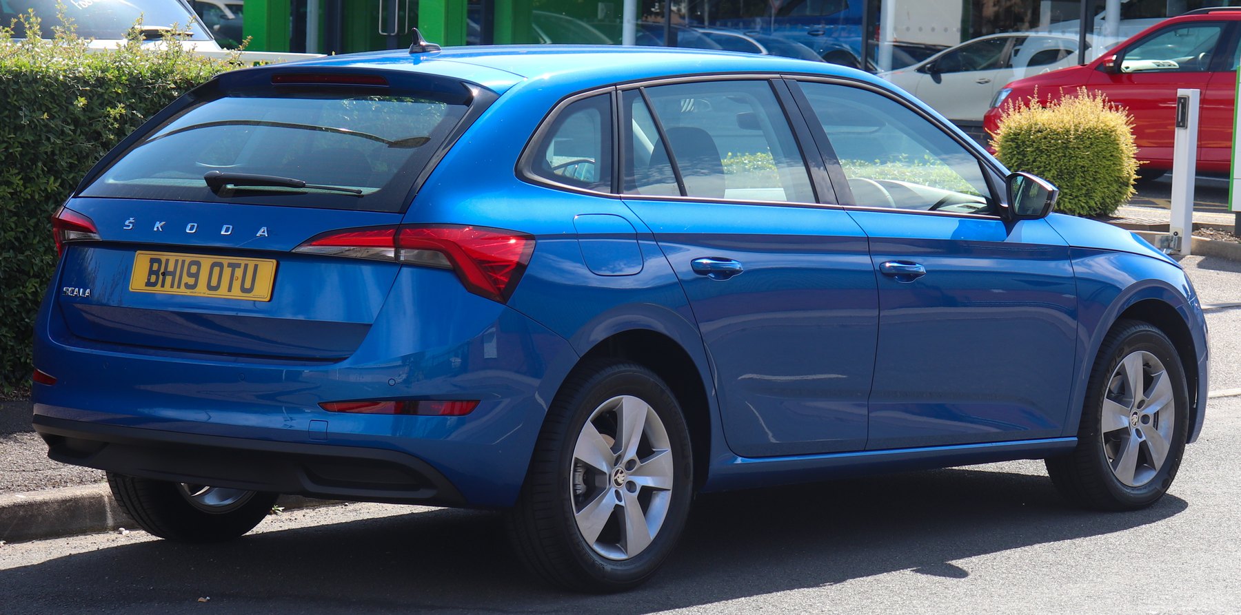 Škoda Scala arkadan görünüm