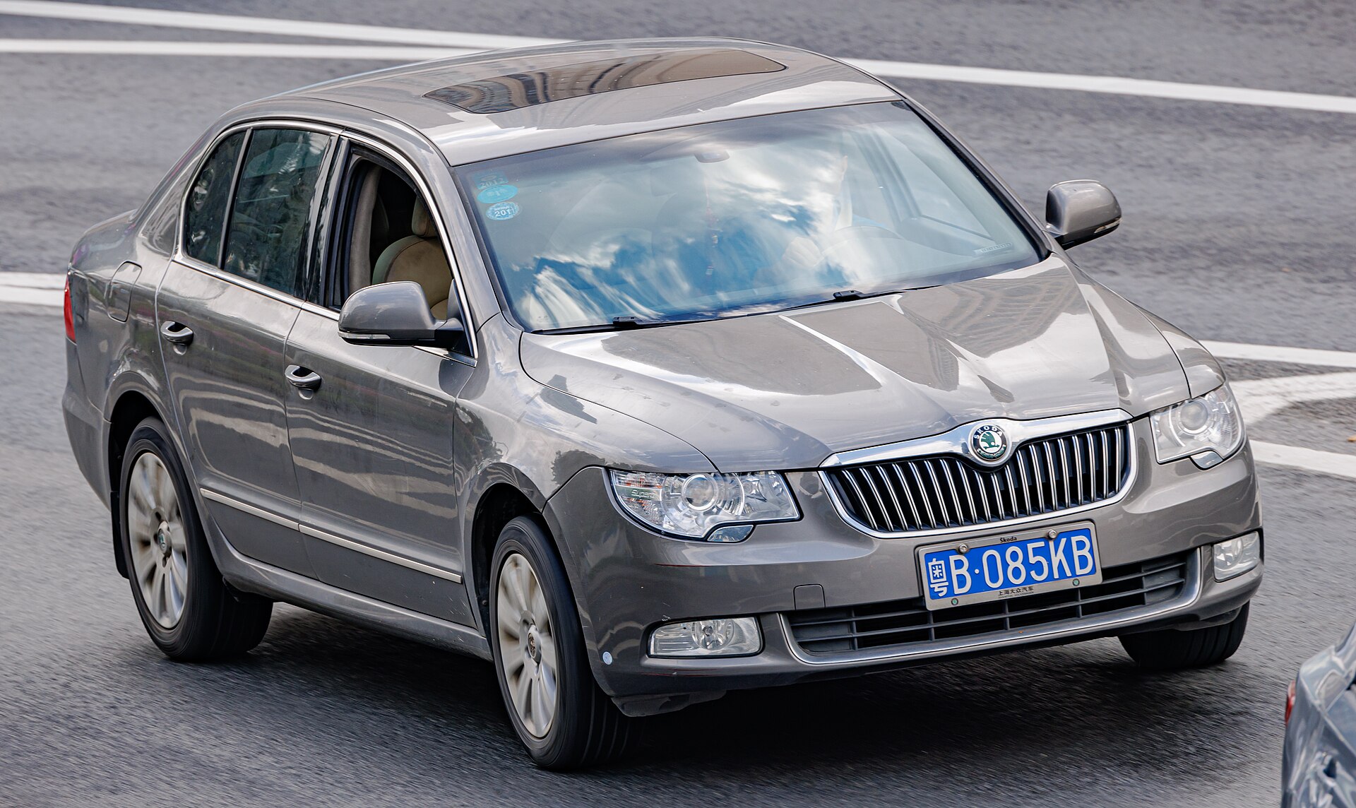 Škoda Superb II yolda