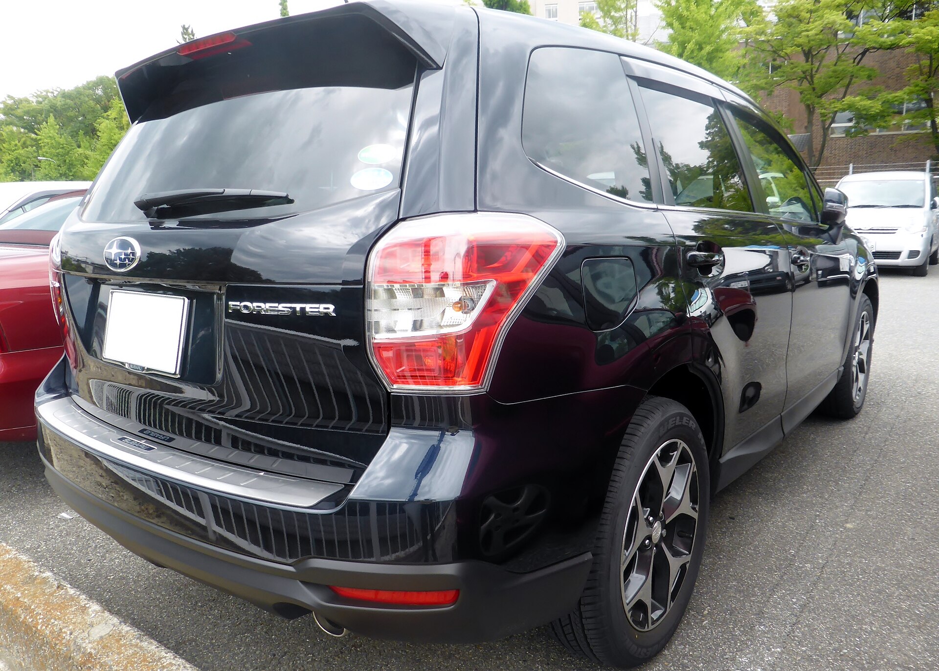 Forester SJ 2.0XT arka tasarım ve bagaj kapağı