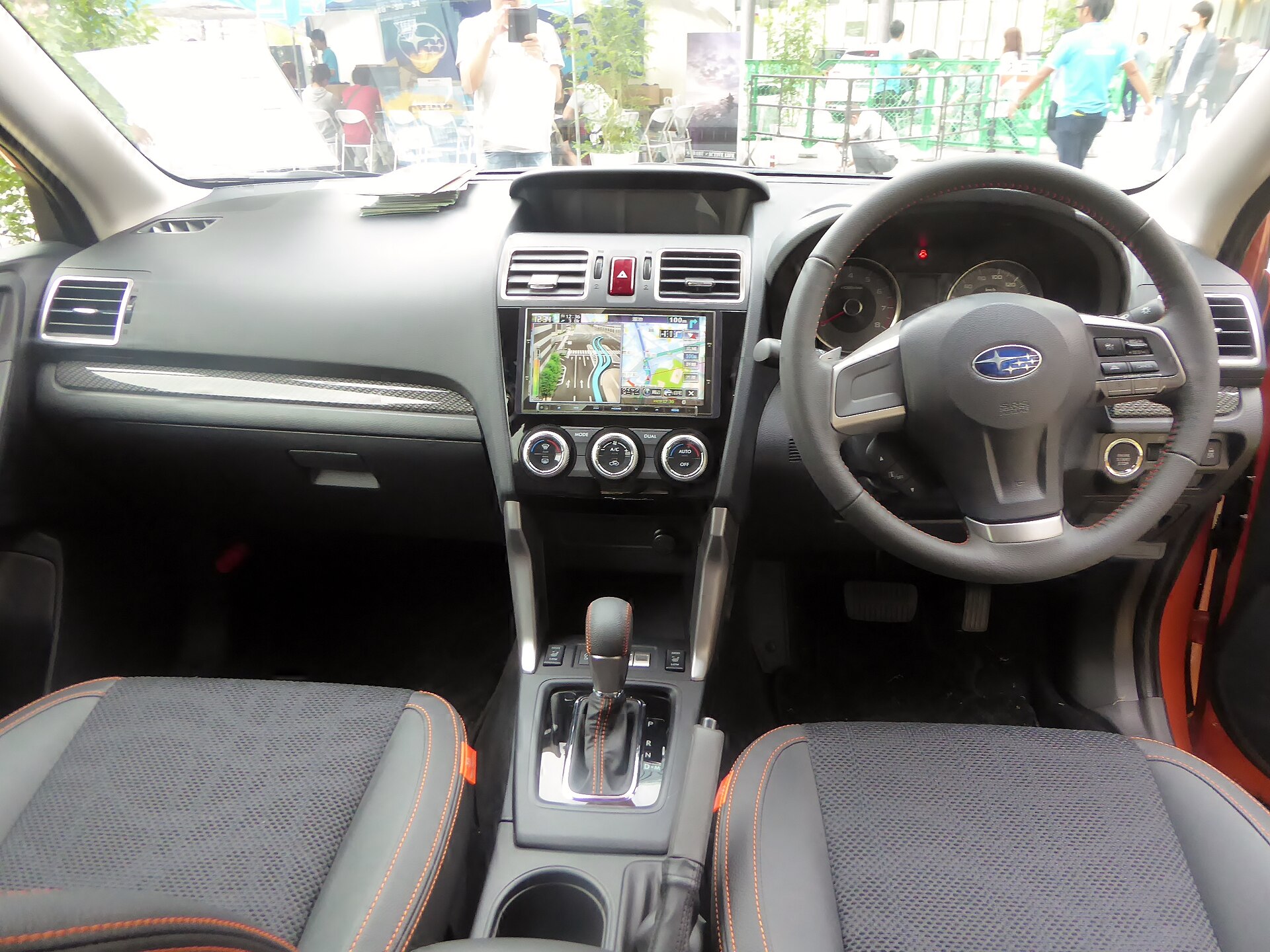 Subaru Forester SJ X-Break iç mekânı ve kokpit