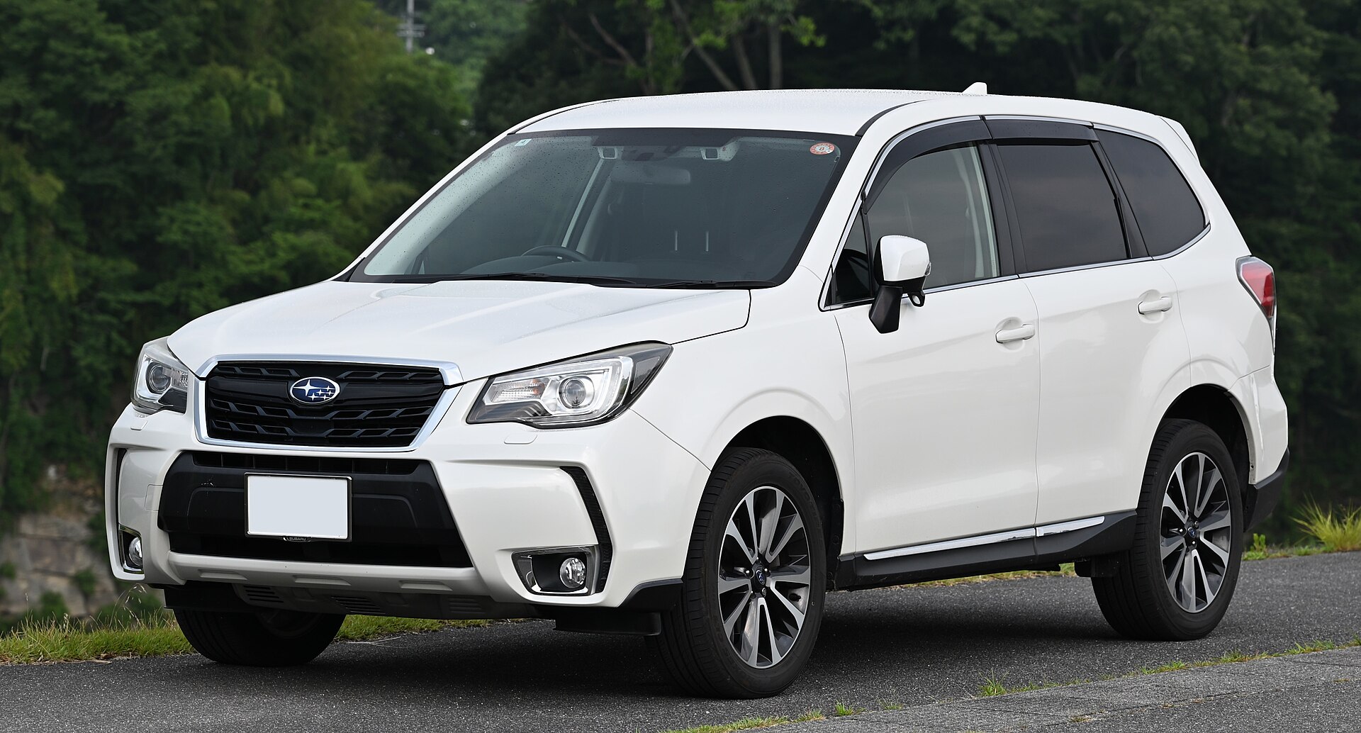 2015-2018 Subaru Forester XT ön üç çeyrek görünümü