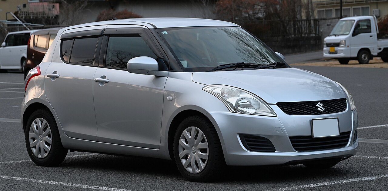 2010-2013 Suzuki Swift NZ FZ önden üç çeyrek görünüm