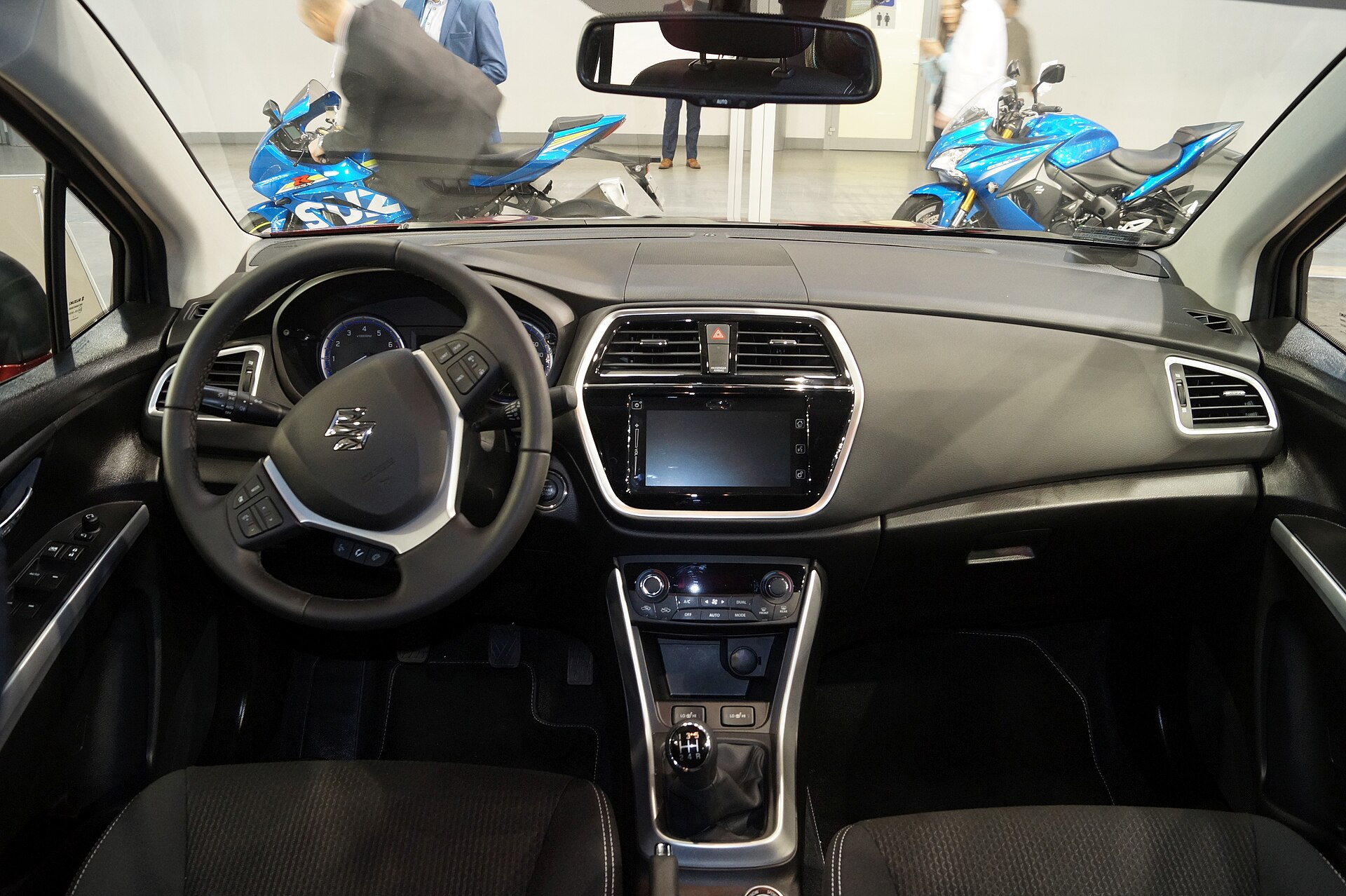 Suzuki SX4 S-Cross ön koltuklar ve orta konsol