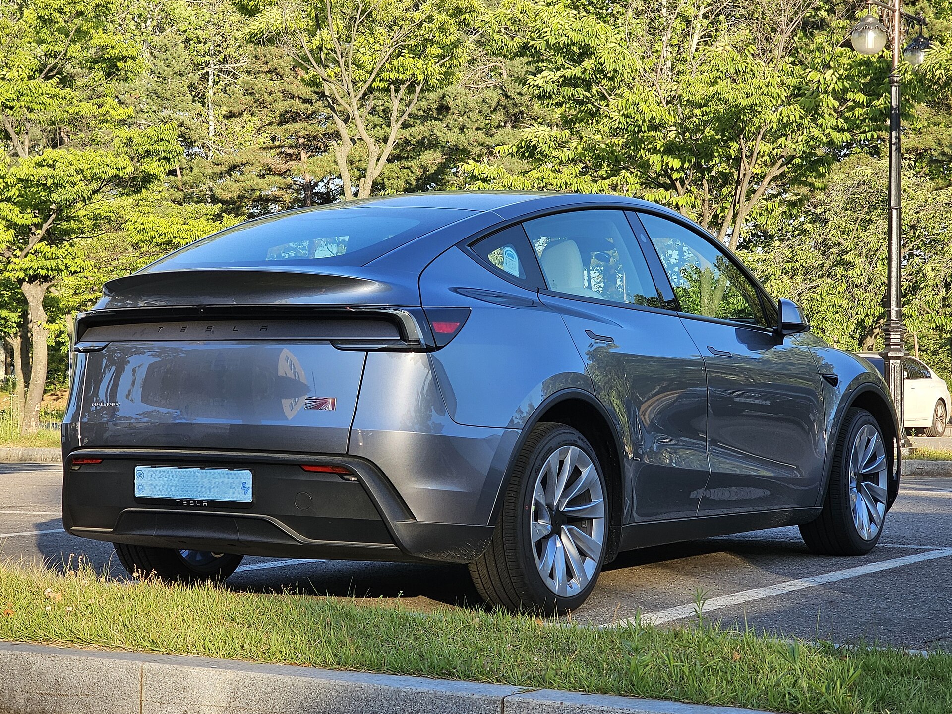 Yeni Tesla Model Y Juniper arkadan üç çeyrek görünüm