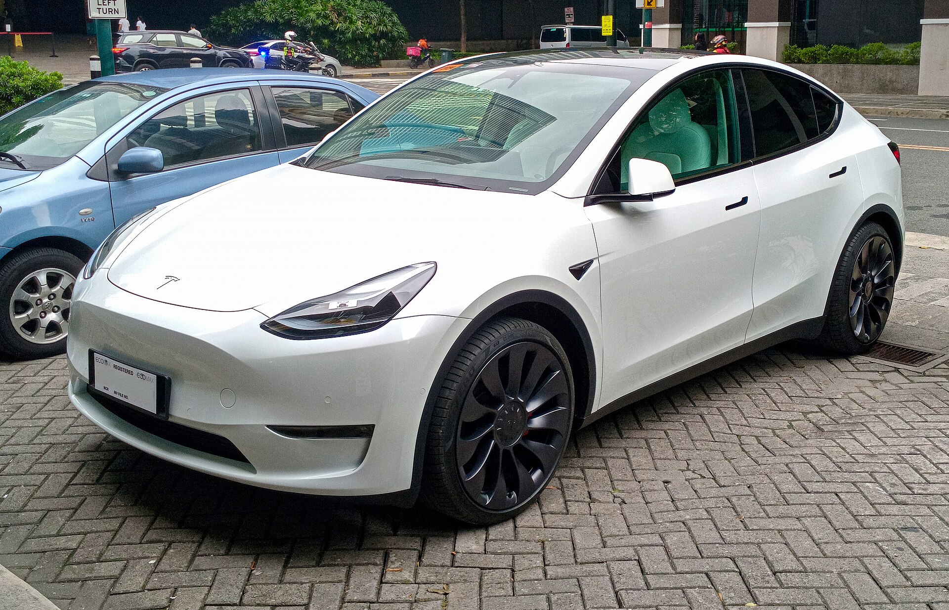 2024 eski kasa Tesla Model Y Long Range önden üç çeyrek görünüm