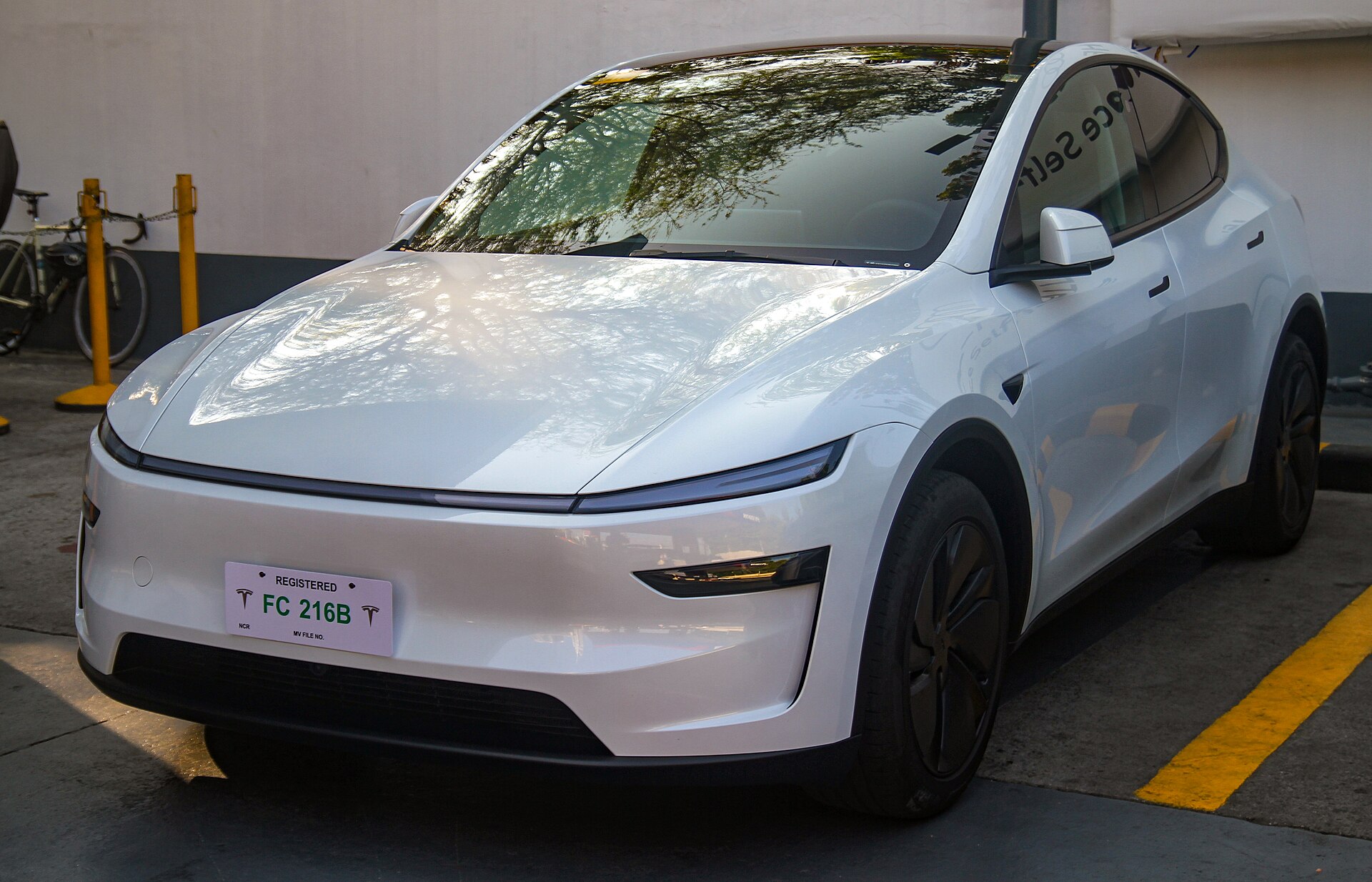 Yeni Tesla Model Y Performance beyaz önden üç çeyrek görünüm
