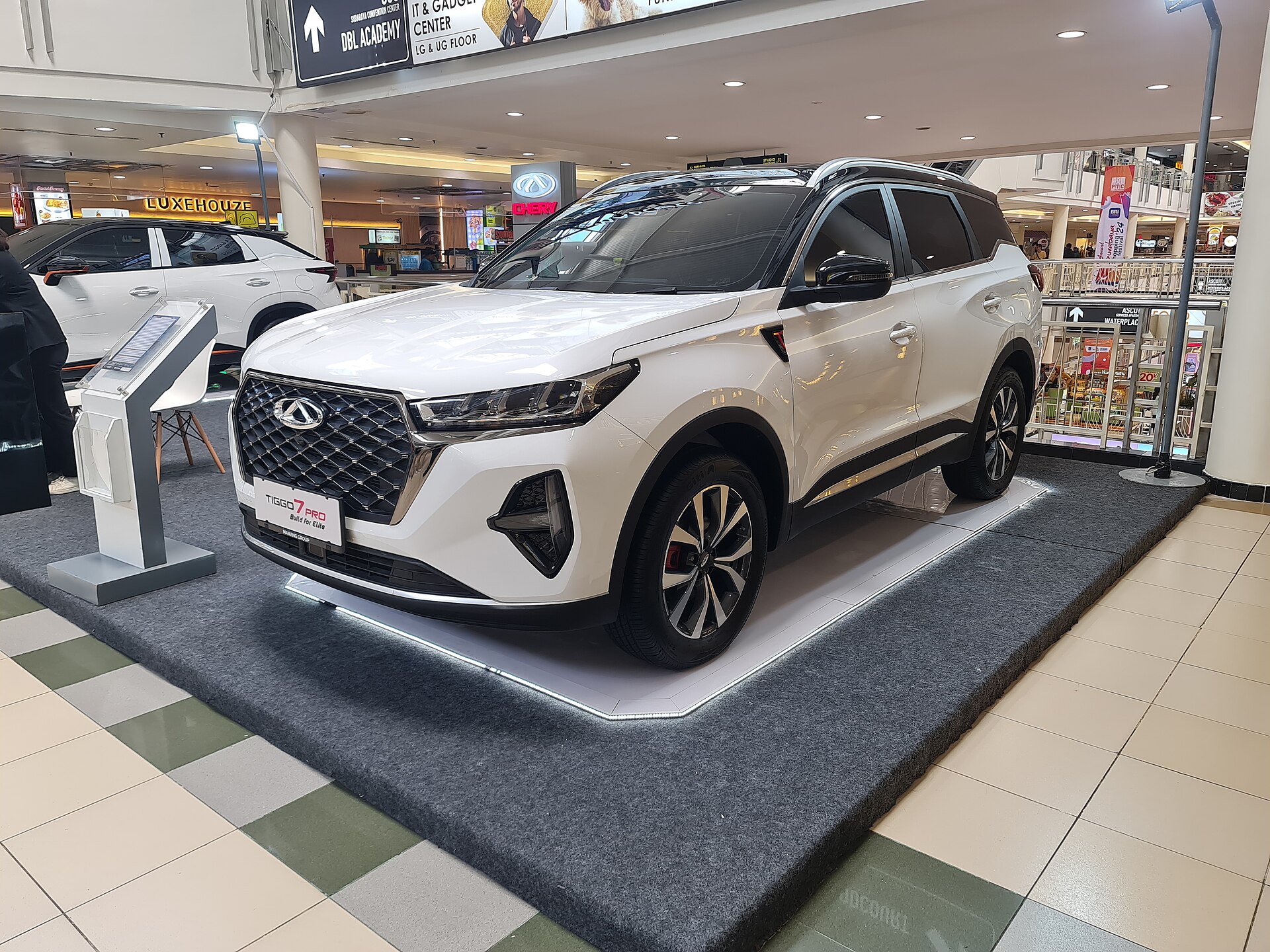 Mavi Chery Tiggo 7 Pro şehir içinde yan görünüş
