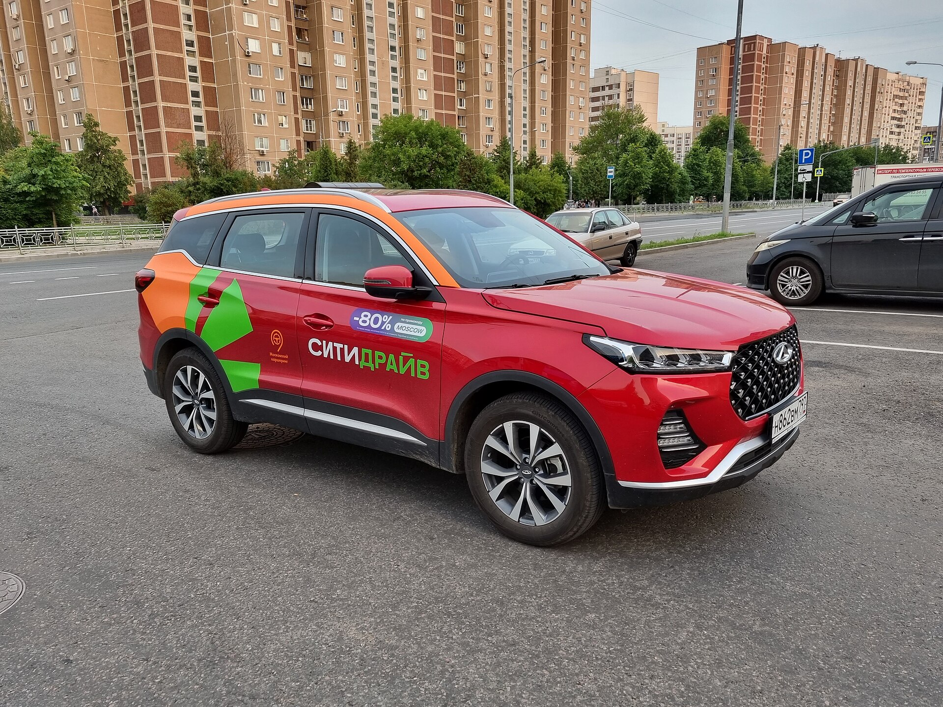 Chery Tiggo 7 Pro şehir içinde yandan görünüş
