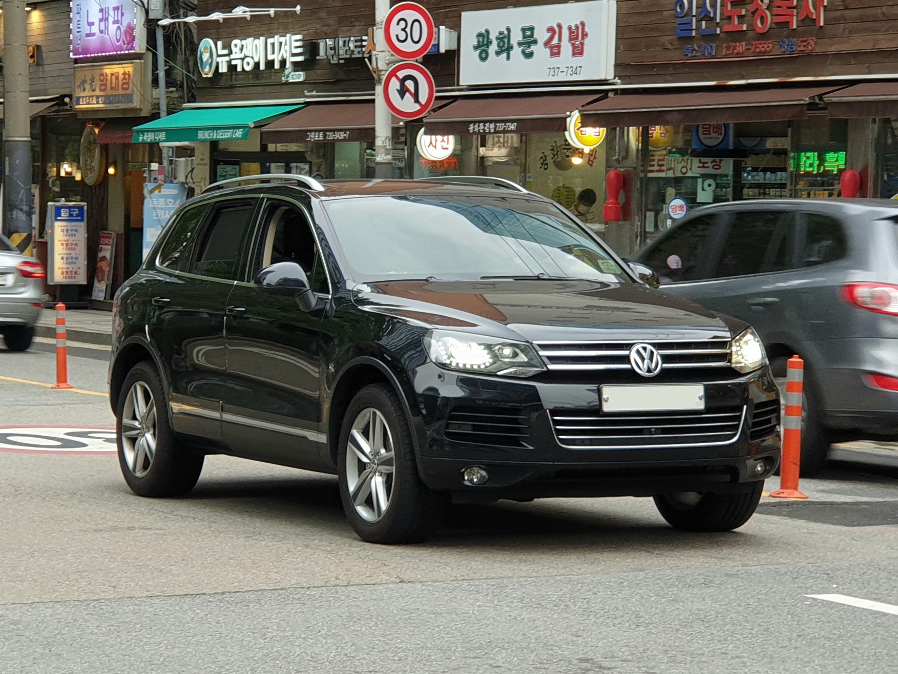 Siyah Volkswagen Touareg II 7P dış görünüş