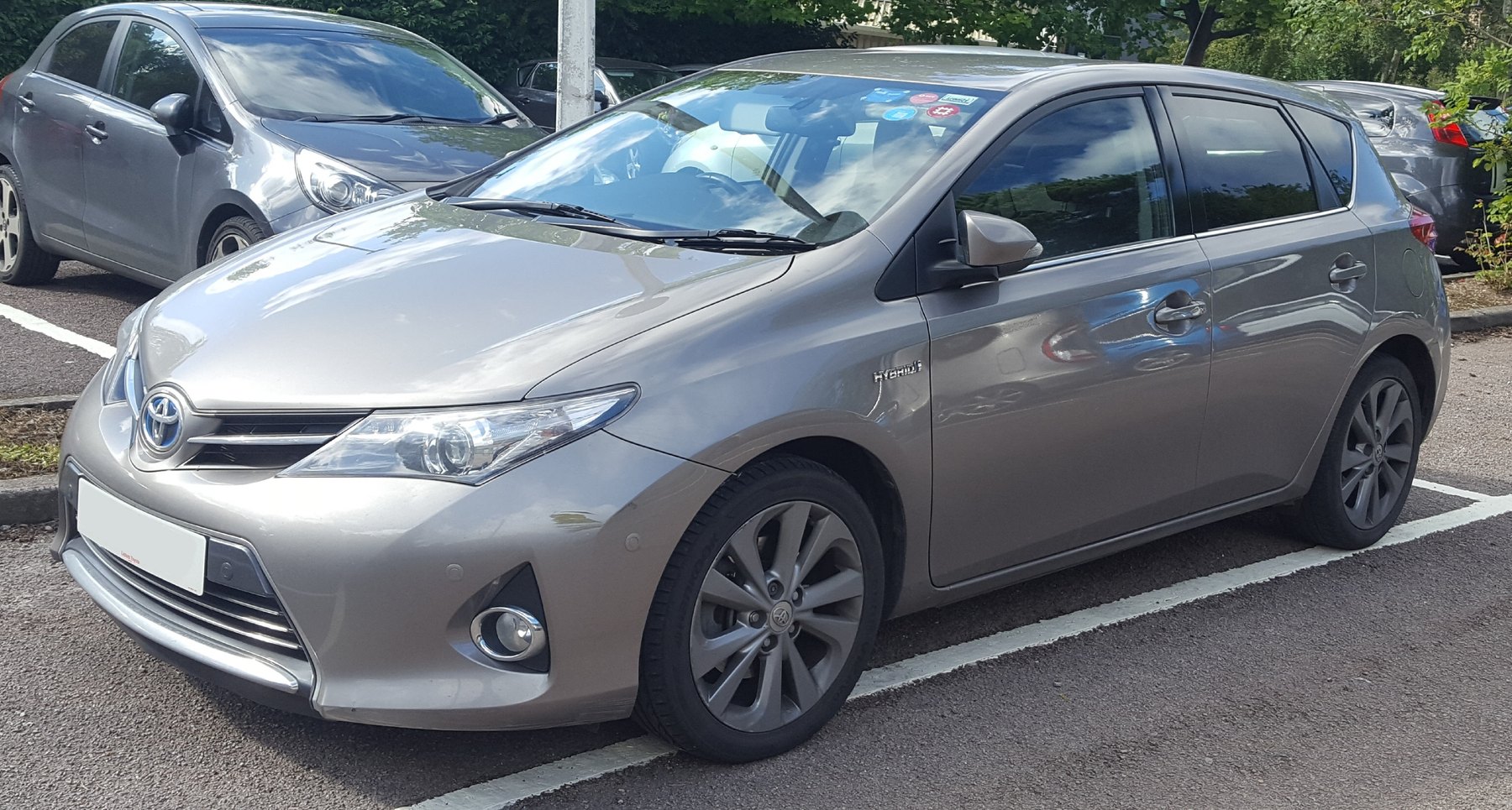 Makyaj öncesi Toyota Auris E180