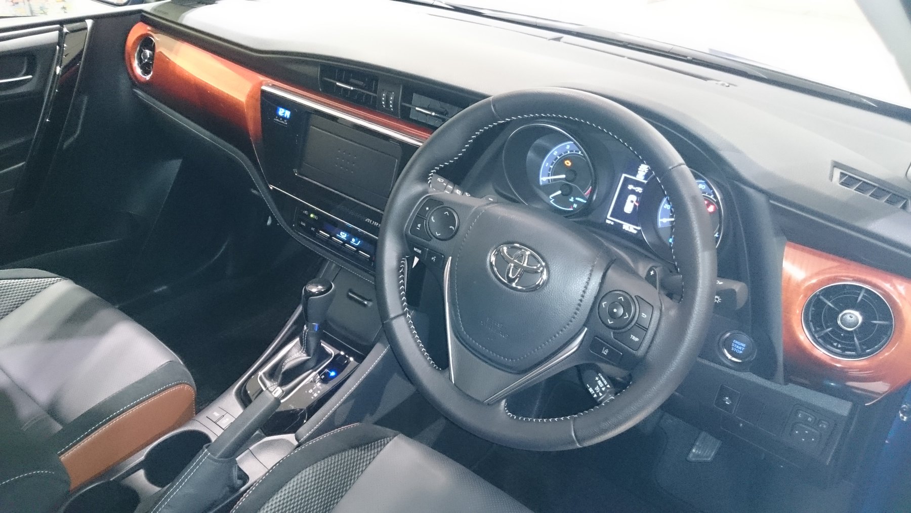 Makyajlı Toyota Auris E180 önden görünüm
