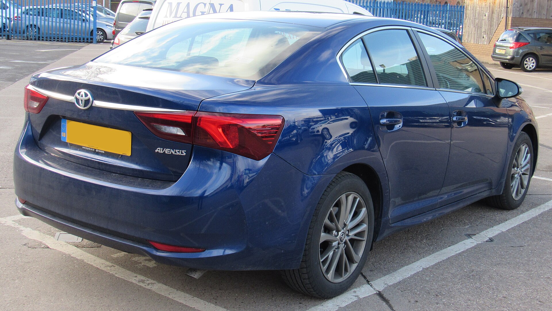 Makyajlı Toyota Avensis T27 arka üç çeyrek görünüş