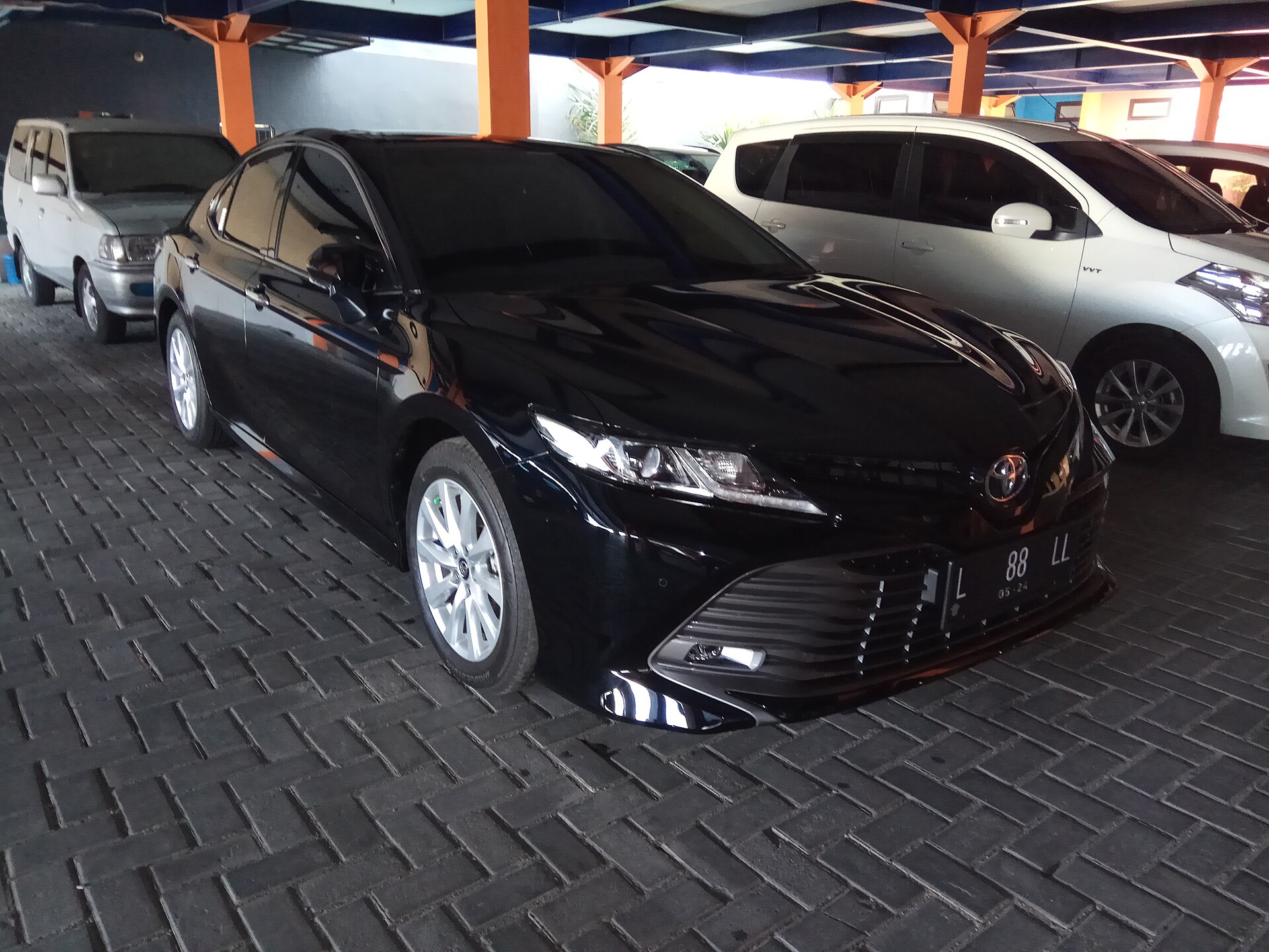 2019 Toyota Camry XV70 önden üç çeyrek görünüm