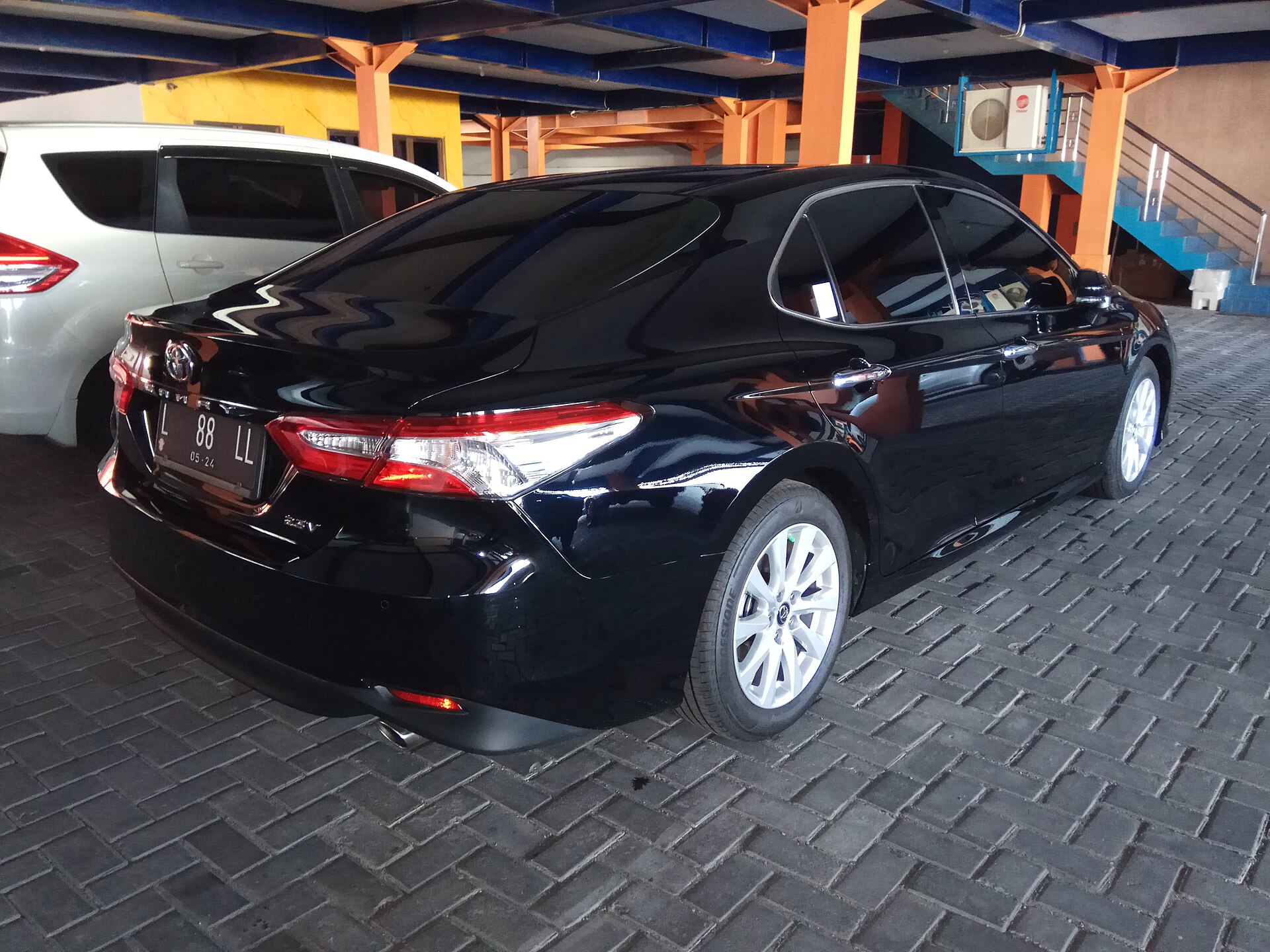 Toyota Camry XV70 arka görünümü, bagaj kapağı ve stoplar