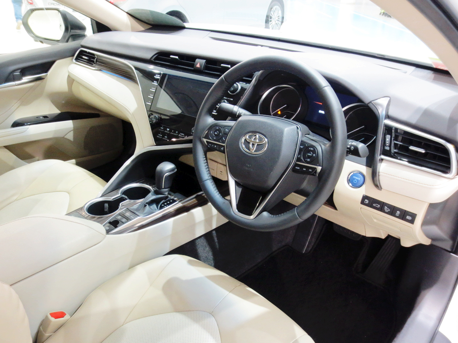 Toyota Camry XV70 kokpit ve orta konsol