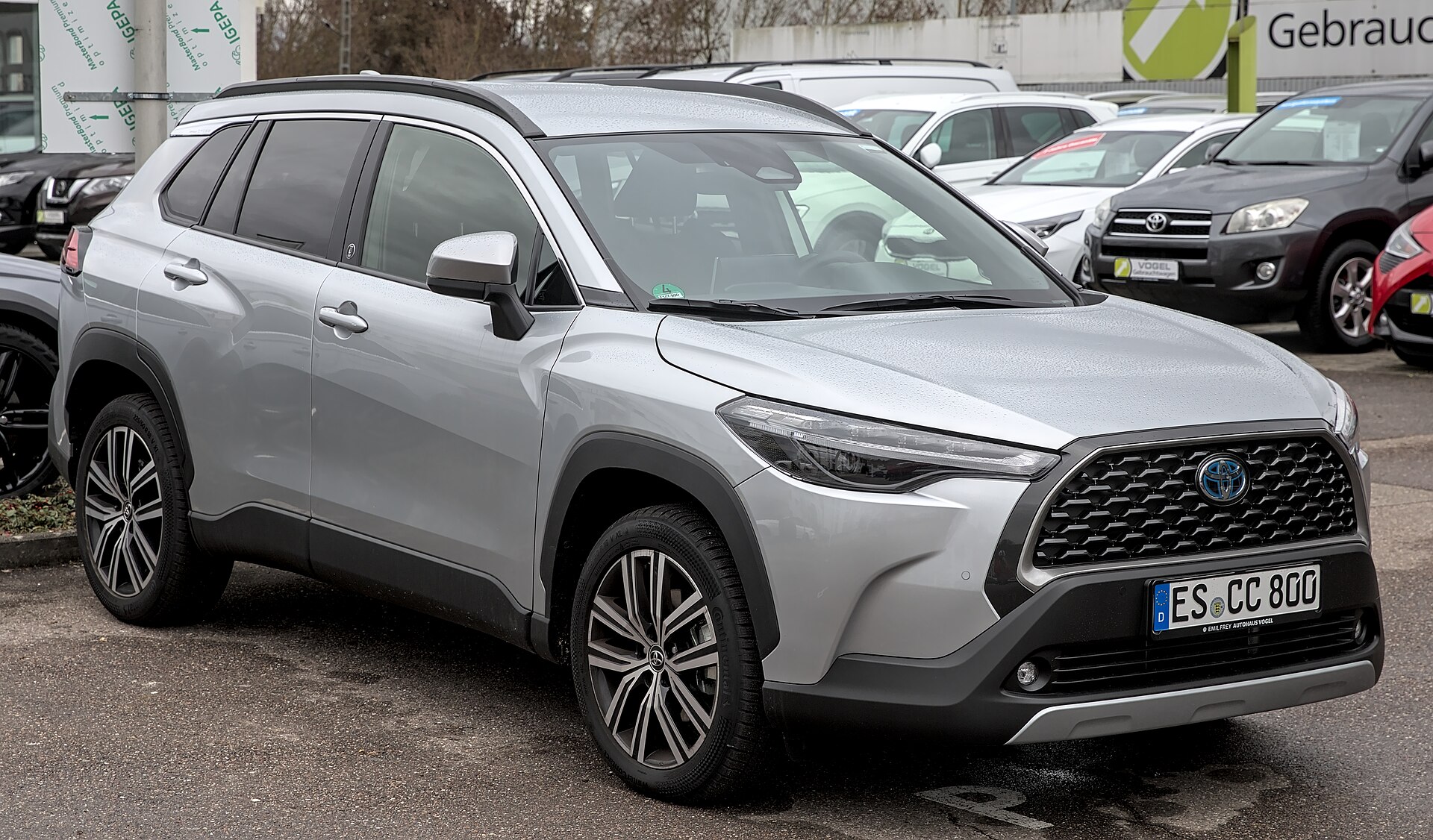 Gri Toyota Corolla Cross Hybrid arkadan üç çeyrek görünüm