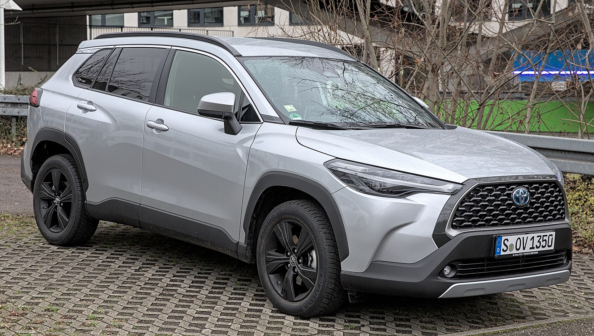 Beyaz Toyota Corolla Cross Hybrid önden görünüm