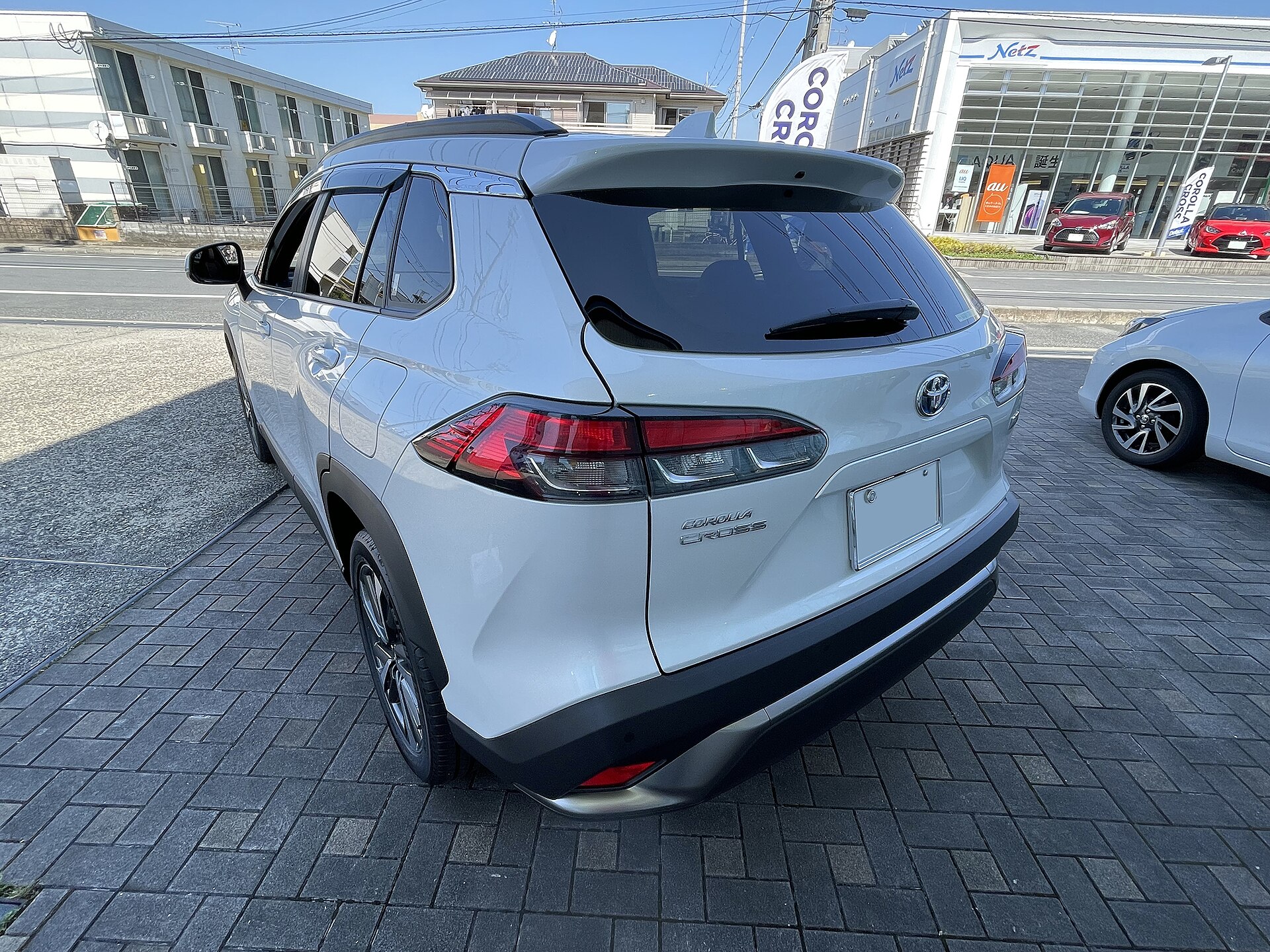 Beyaz Toyota Corolla Cross Hybrid Japonya tipi arkadan görünüm
