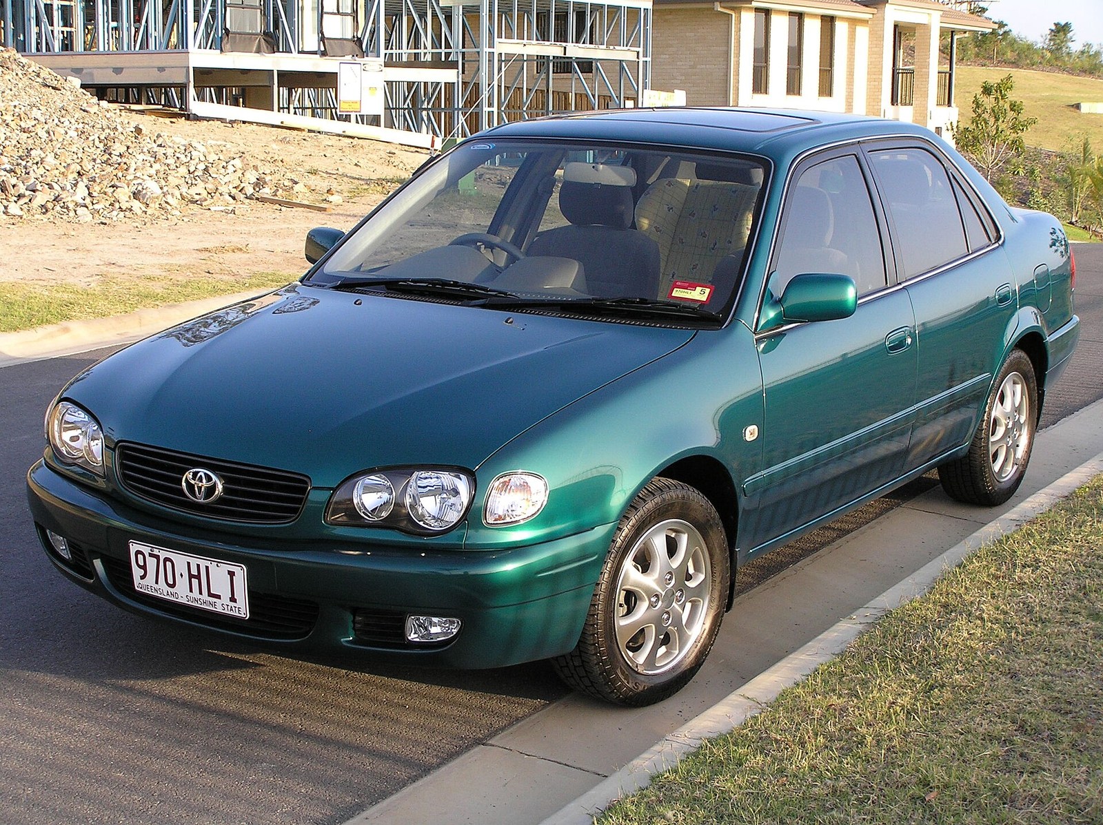 Makyajlı Toyota Corolla E110 sedan ön görünüm